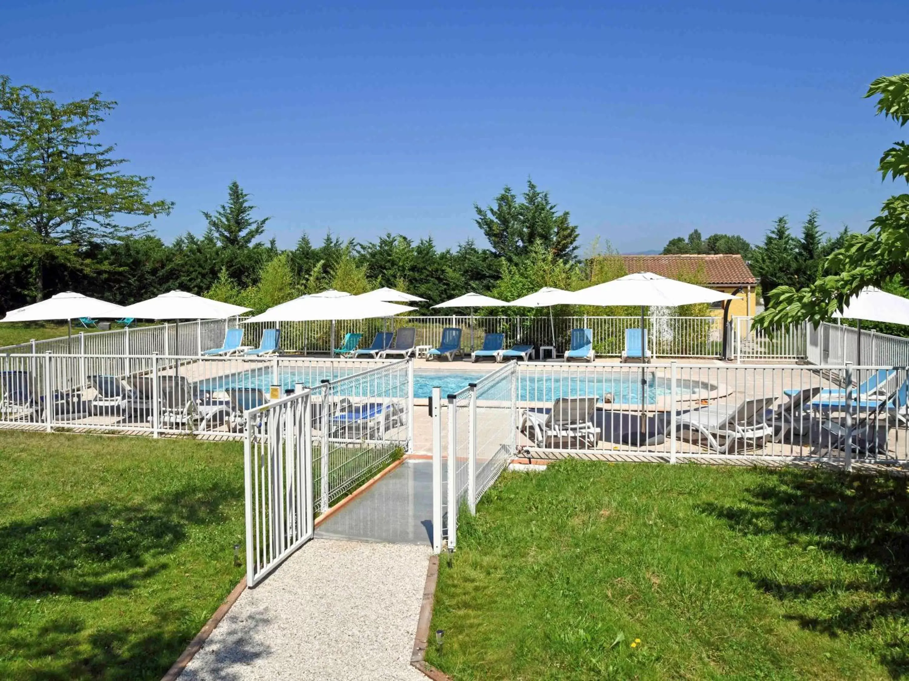 On site, Swimming Pool in Ibis Budget Sisteron