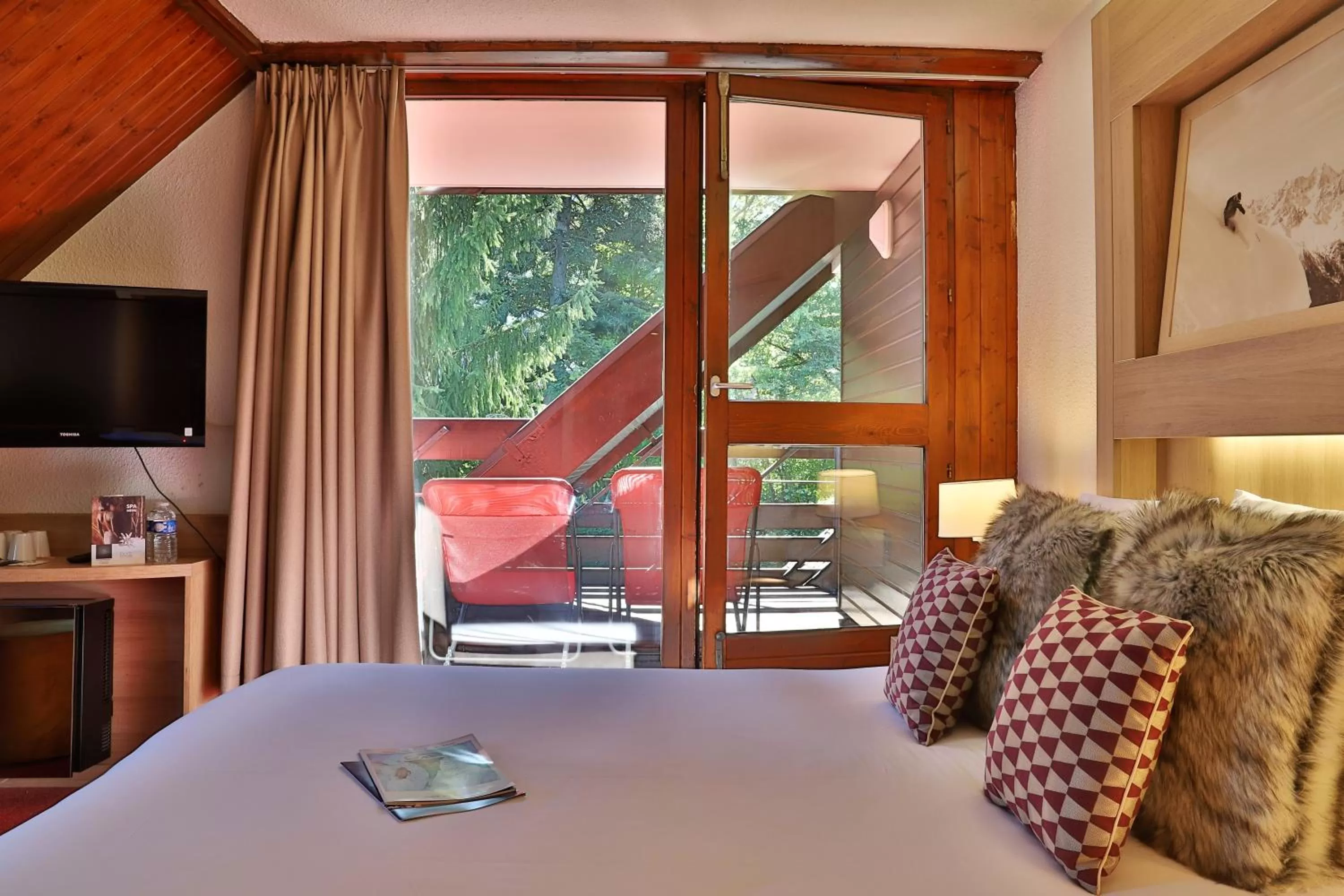 Bedroom, Bed in SOWELL HOTELS Mont Blanc et SPA