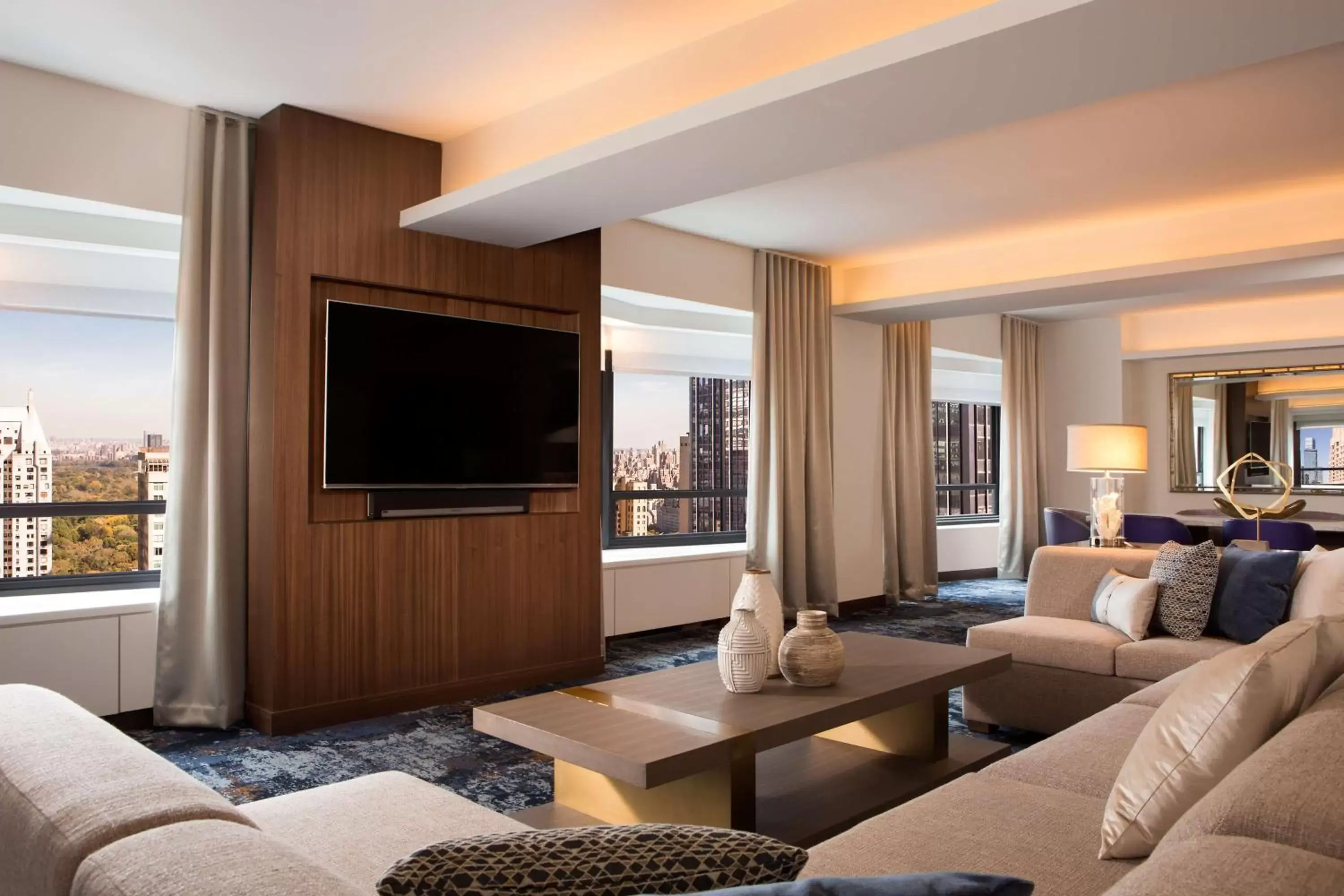 Bedroom, Seating Area in New York Hilton Midtown