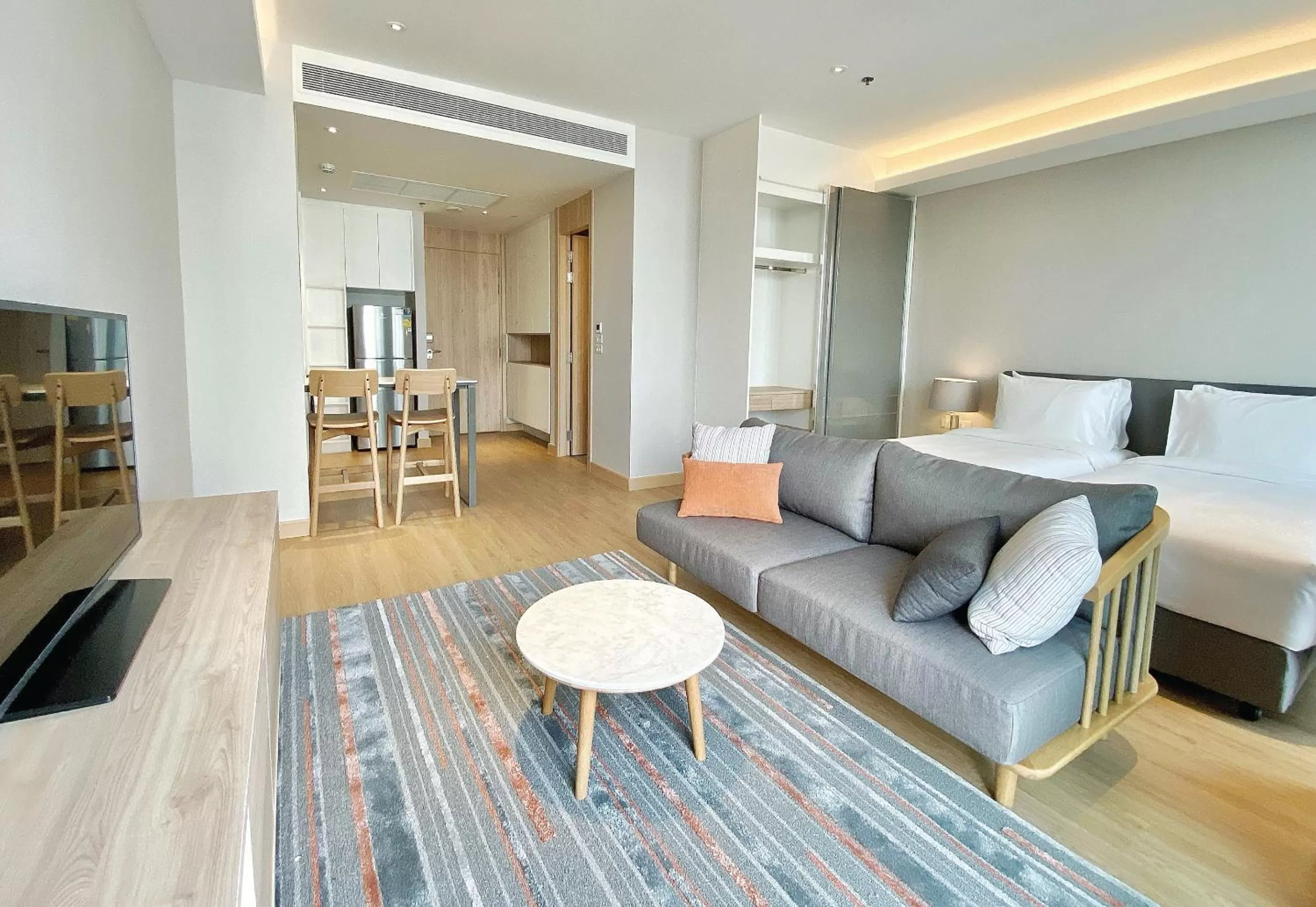 TV and multimedia in Oakwood Suites Bangkok