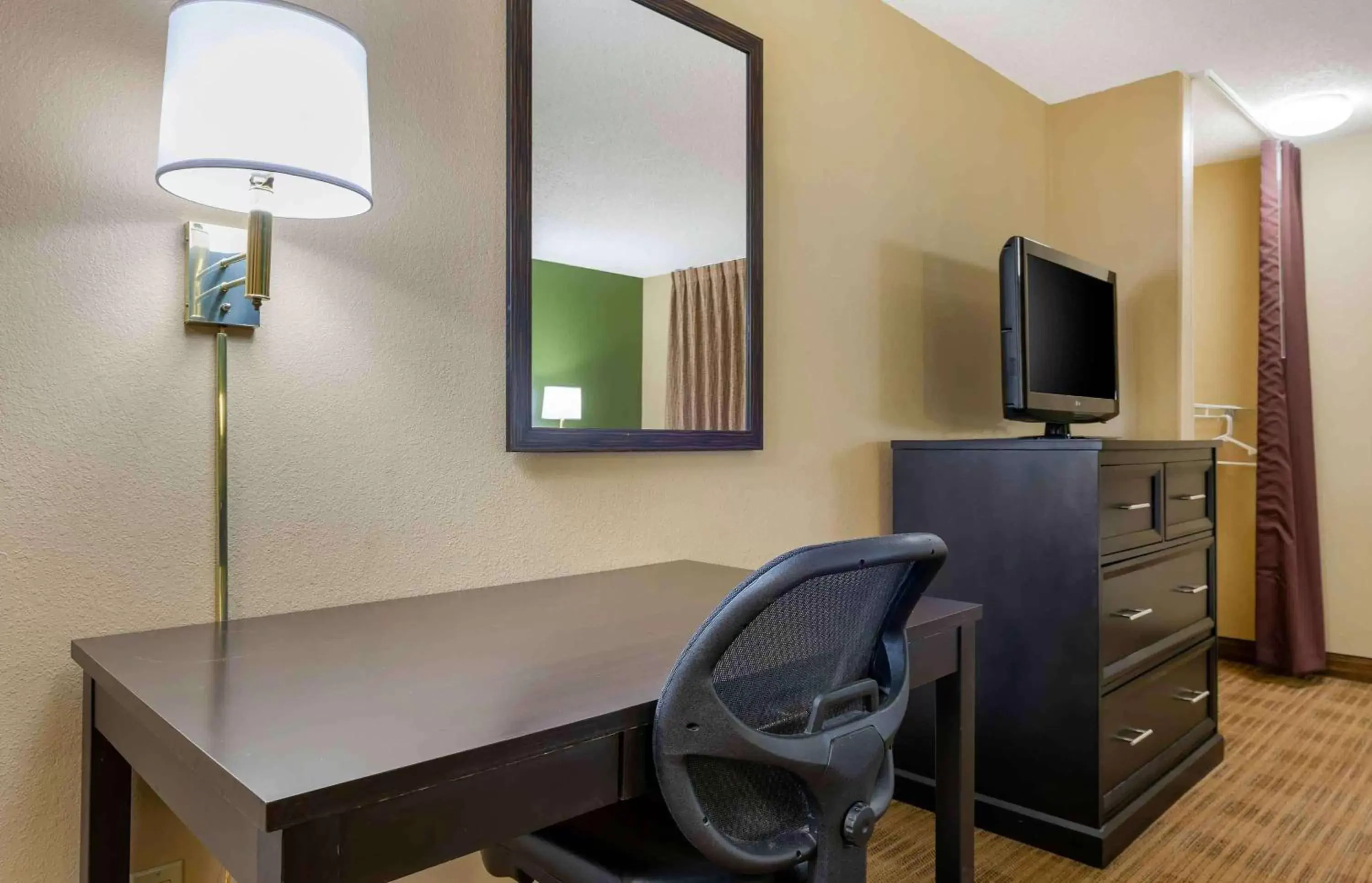 Bedroom, TV/Entertainment Center in Extended Stay America Suites - Columbus - Worthington