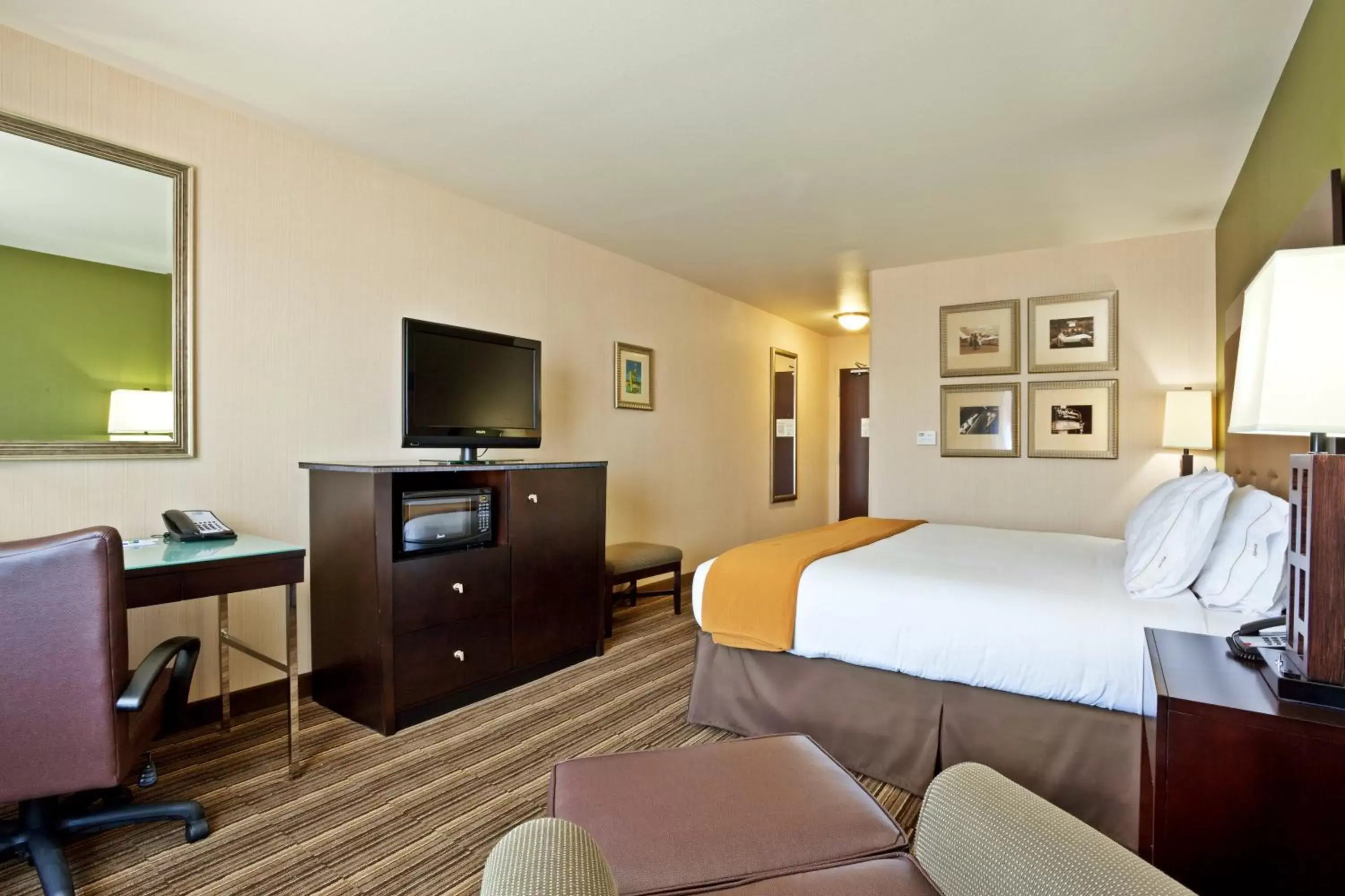Photo of the whole room, TV/Entertainment Center in Holiday Inn Express Hotel Twin Falls, an IHG Hotel