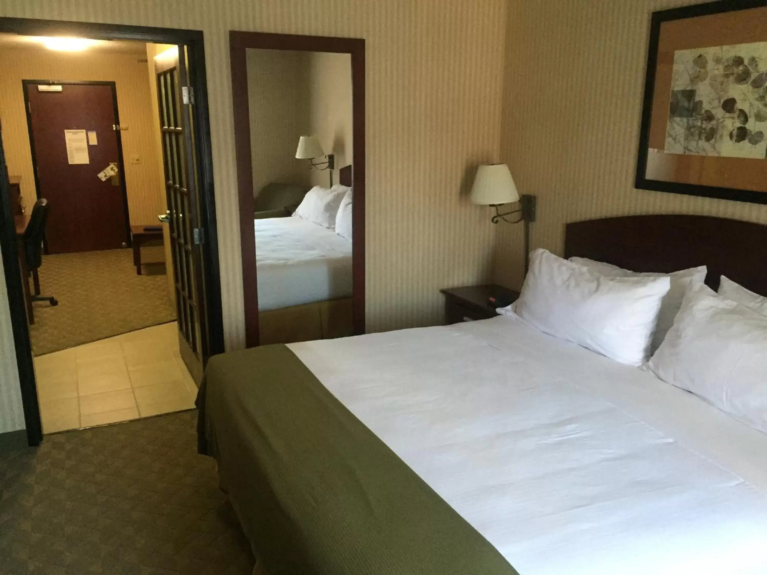 Photo of the whole room, Bed in Holiday Inn Express & Suites Lansing-Leavenworth, an IHG Hotel