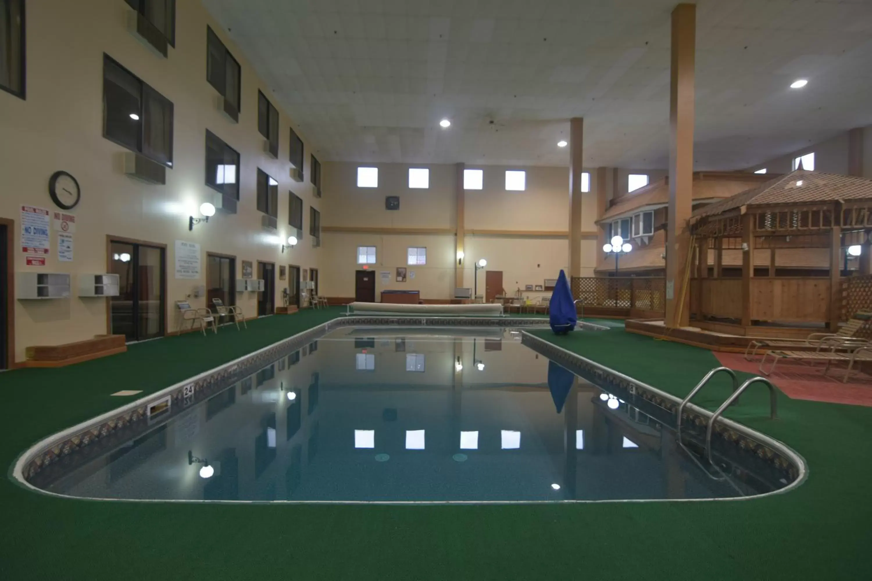 Swimming Pool in Katahdin Inn & Suites