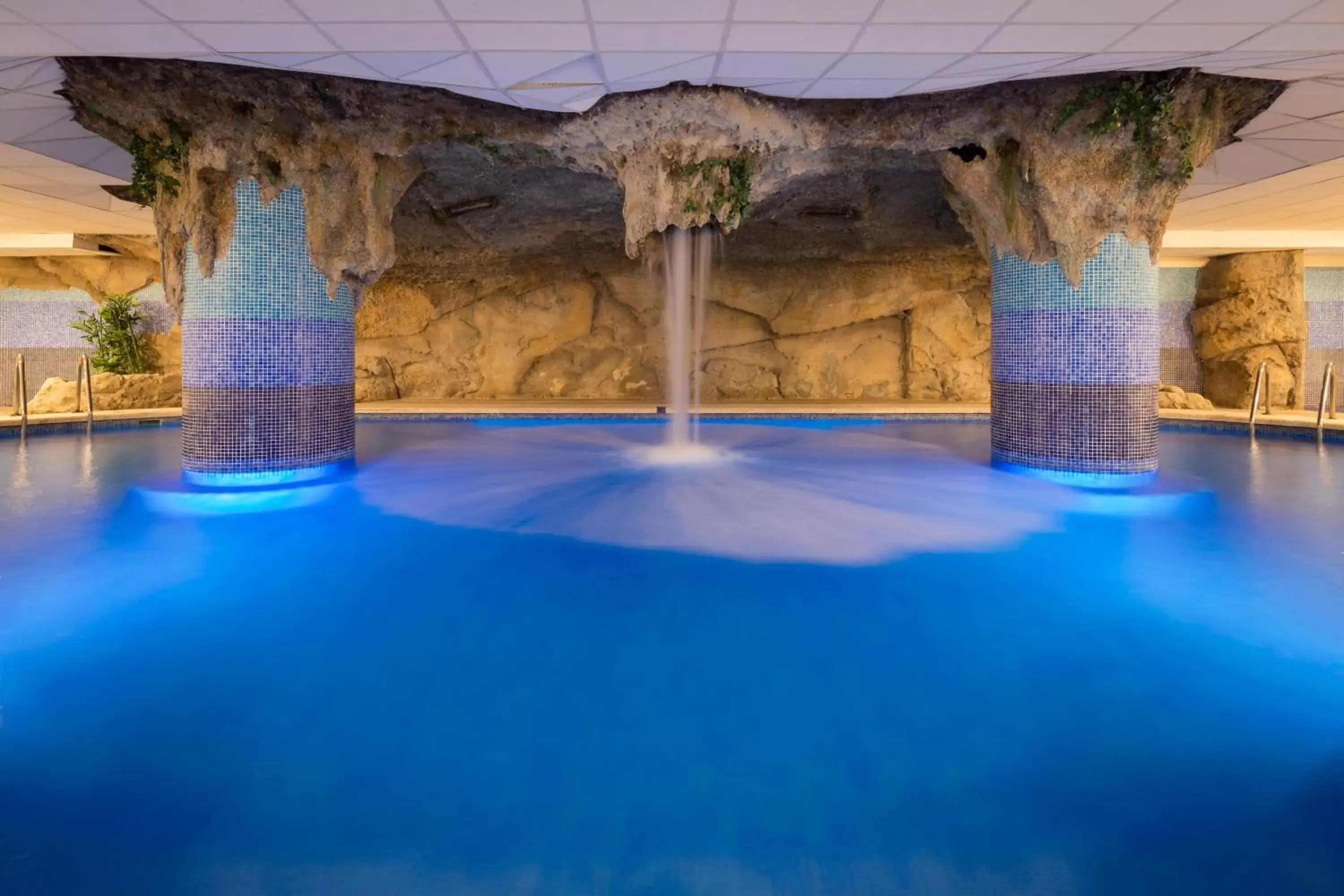 Hot Spring Bath, Swimming Pool in htop Royal Star & SPA #htopFun