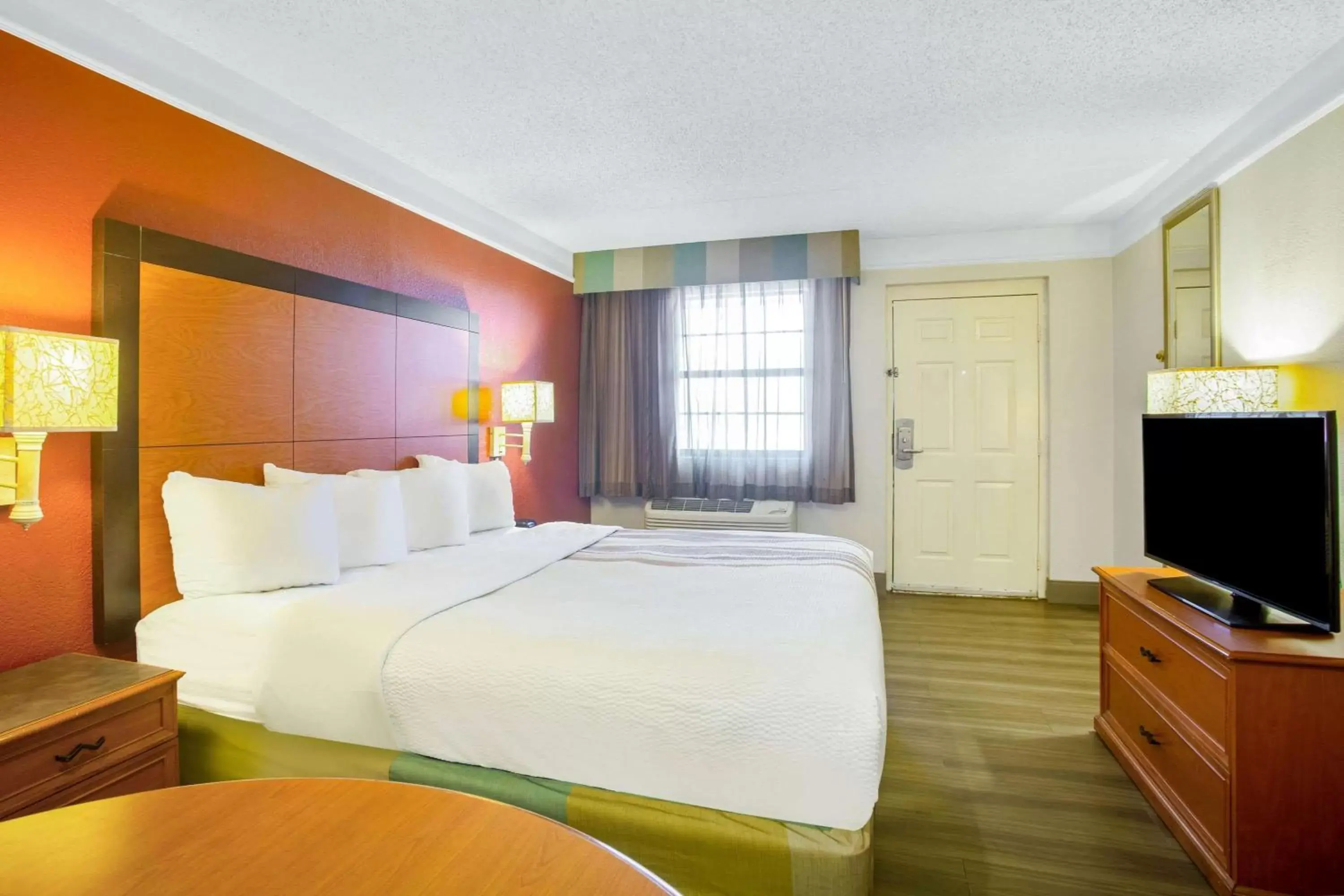 Photo of the whole room, Bed in La Quinta Inn by Wyndham Victoria