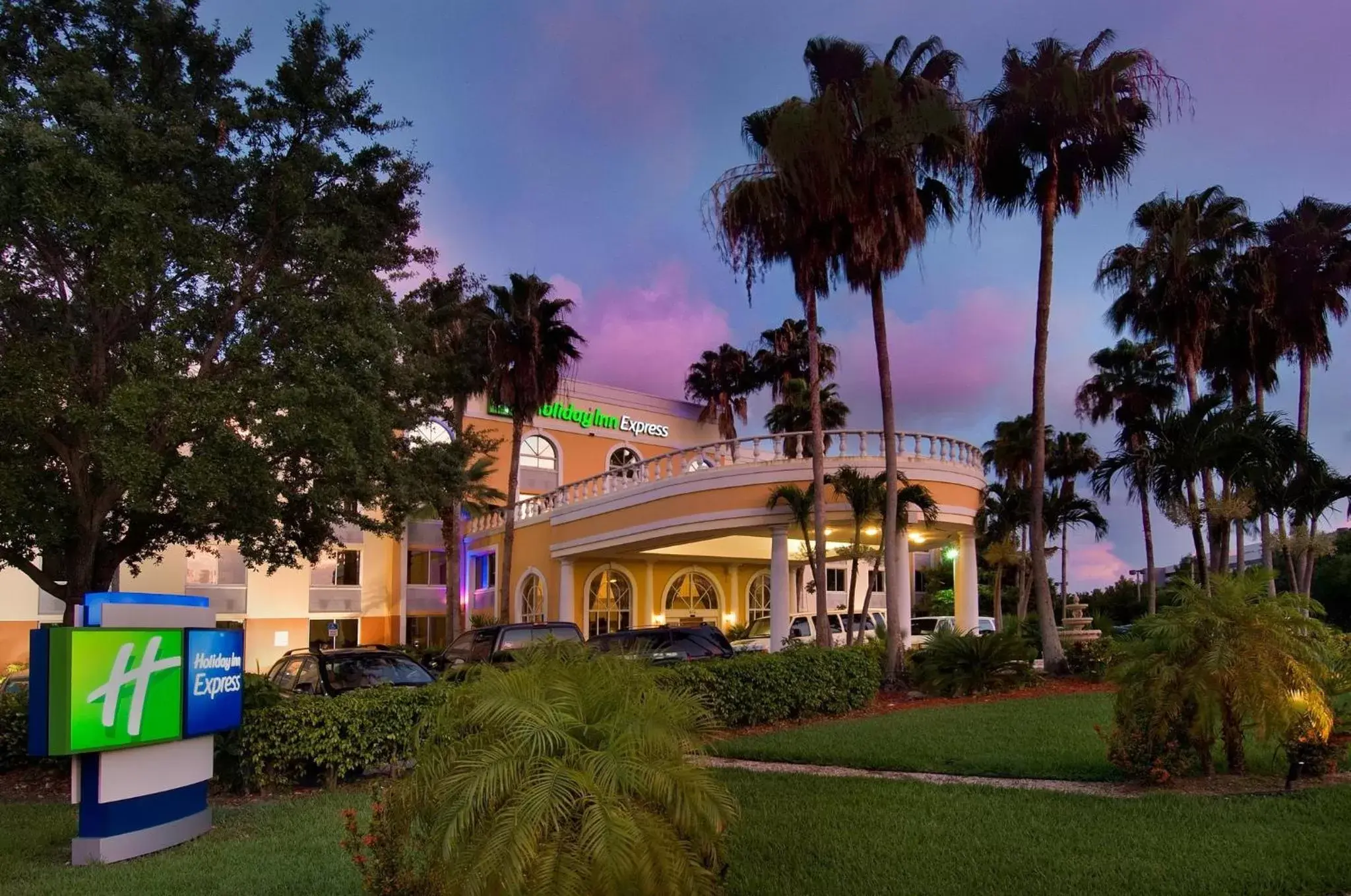 Property Building in Holiday Inn Express Miami Airport Doral Area, an IHG Hotel