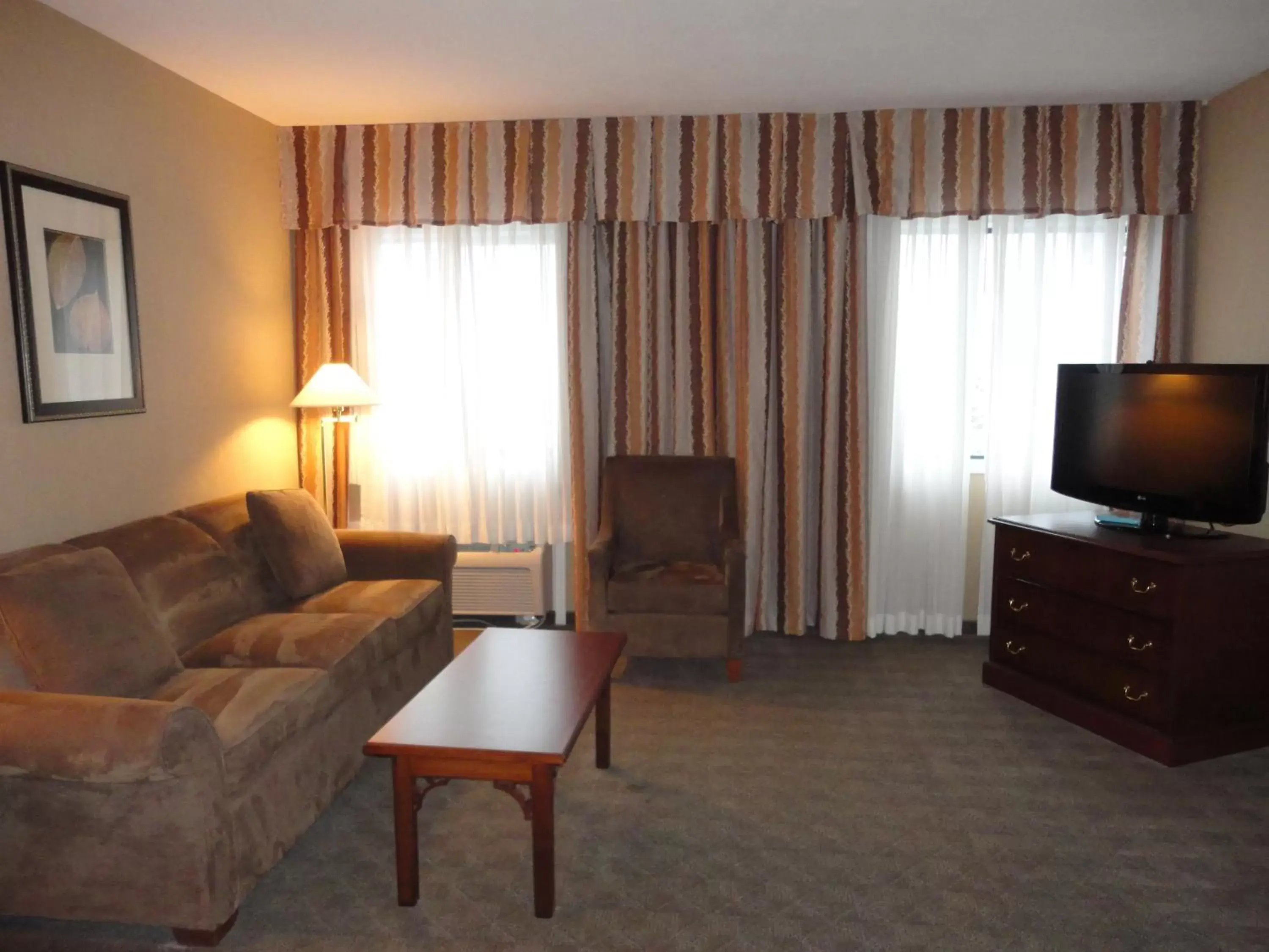 TV and multimedia, Seating Area in Ramada by Wyndham Kelowna Hotel & Conference Center