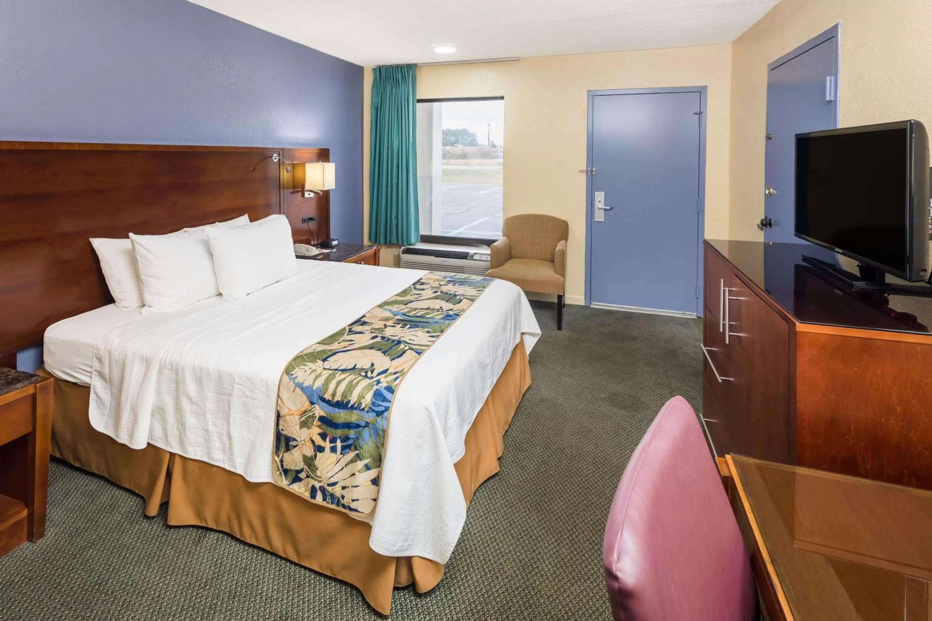 Property building, Bed in Days Inn by Wyndham Walterboro
