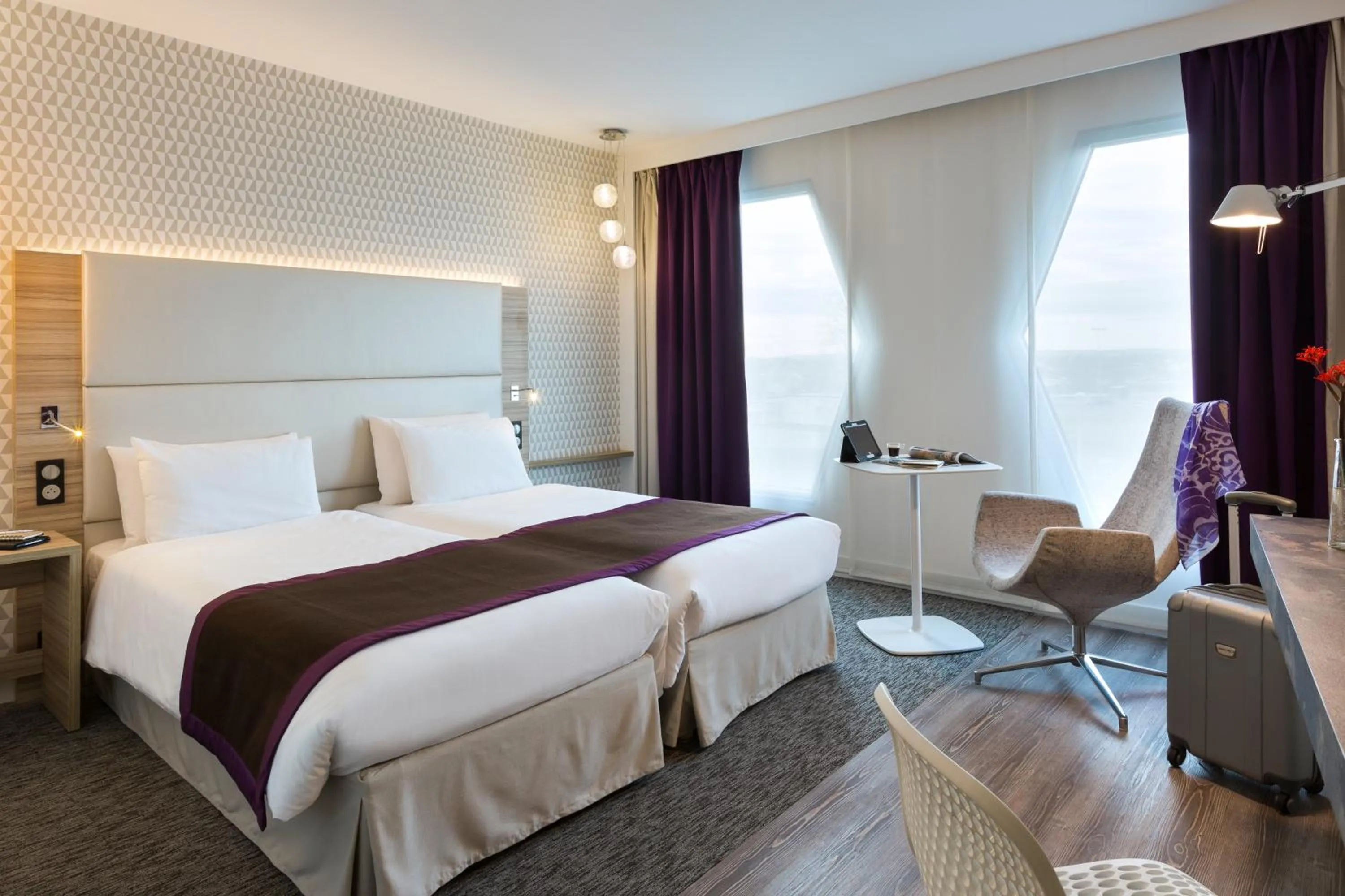 Living room, Bed in Mercure Paris Orly Rungis Aéroport
