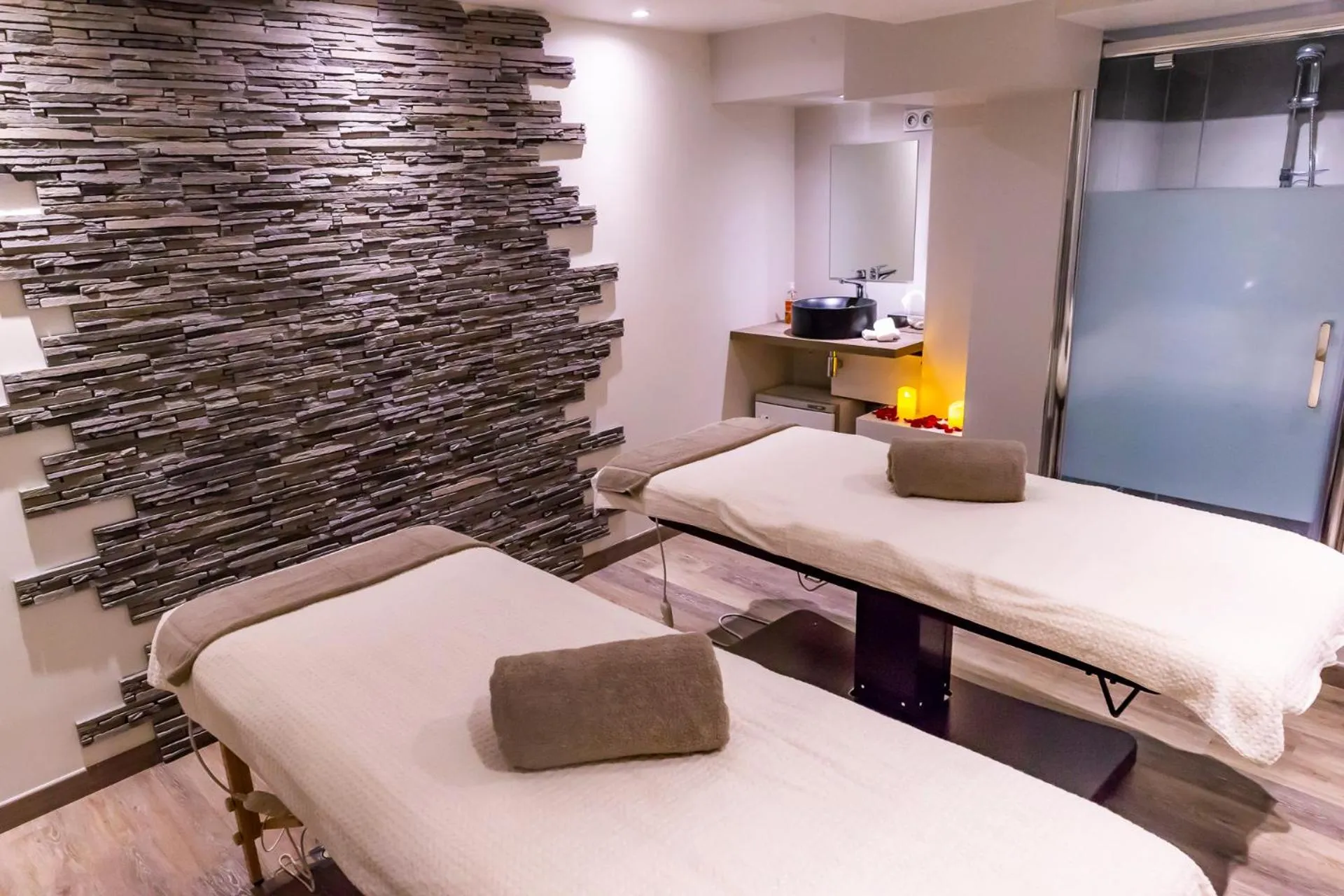 Massage in Almoria Hôtel & SPA