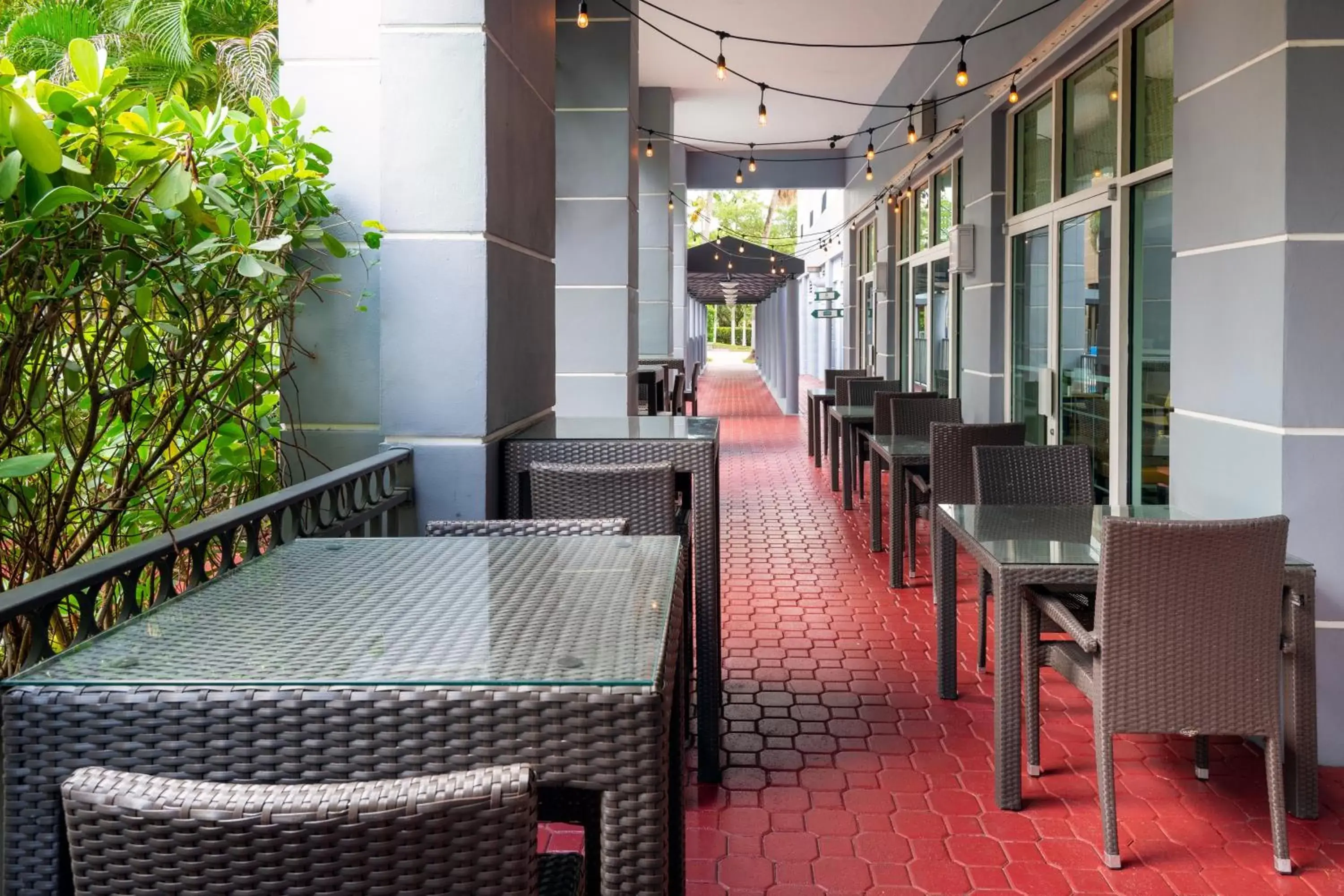 Balcony/Terrace, Restaurant/Places to Eat in Holiday Inn Miami-Doral Area, an IHG Hotel