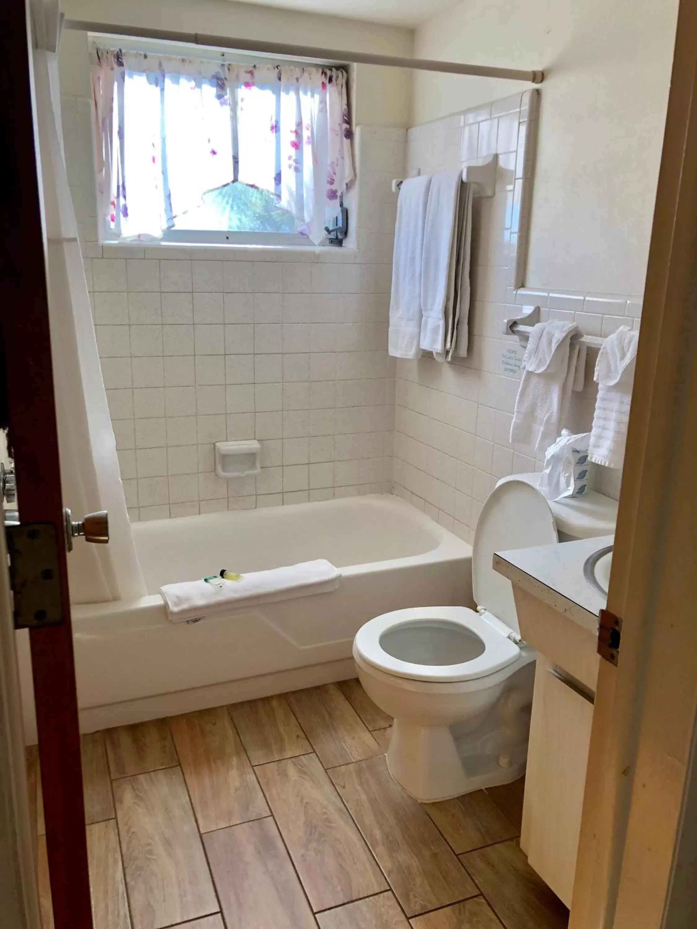 Two-Bedroom Suite in Molloy Gulf Motel & Cottages Two-Bedroom Suite in Molloy Gulf Motel & Cottages