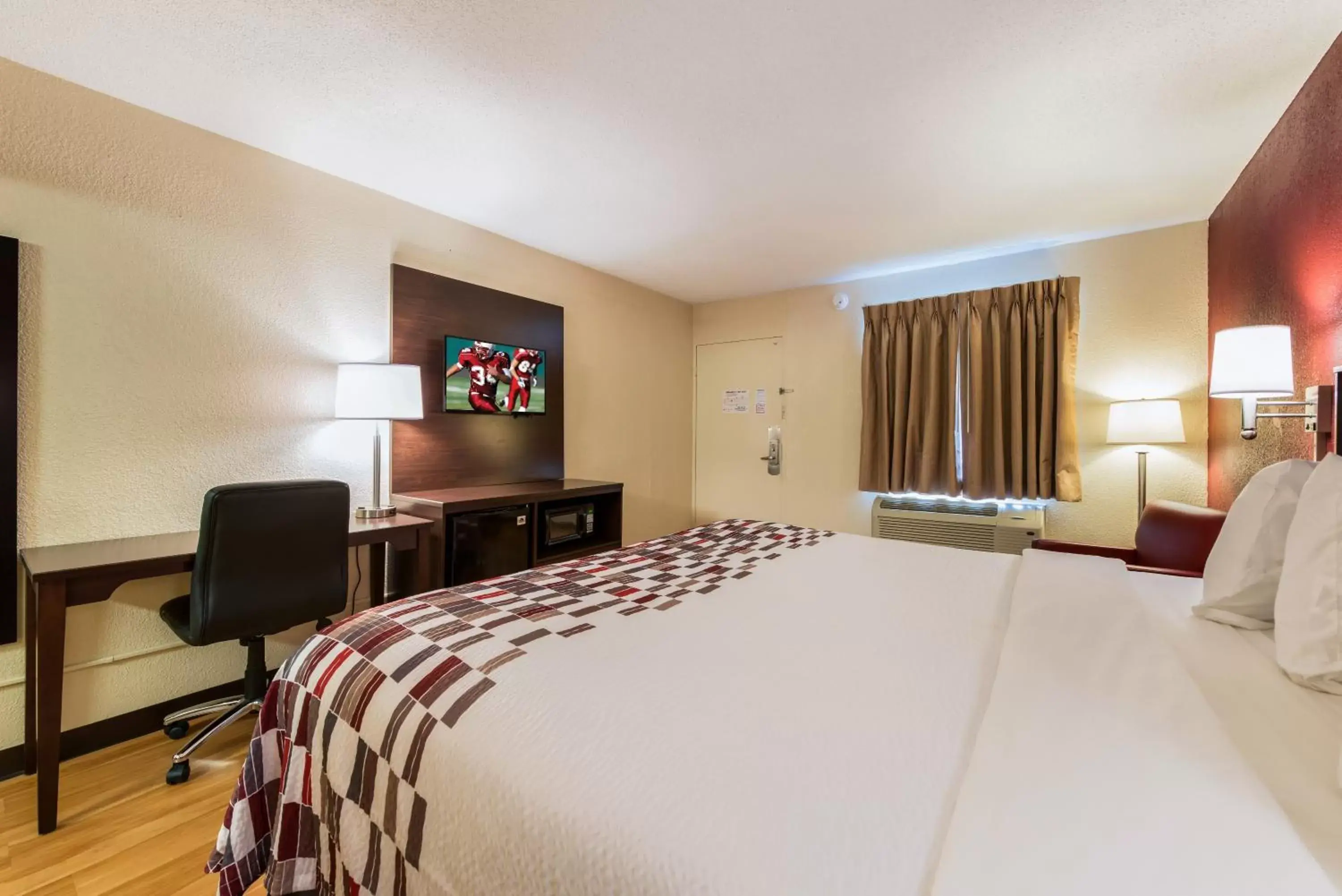 Bedroom, Bed in Red Roof Inn Marion, IN Bedroom, Bed in Red Roof Inn Marion, IN