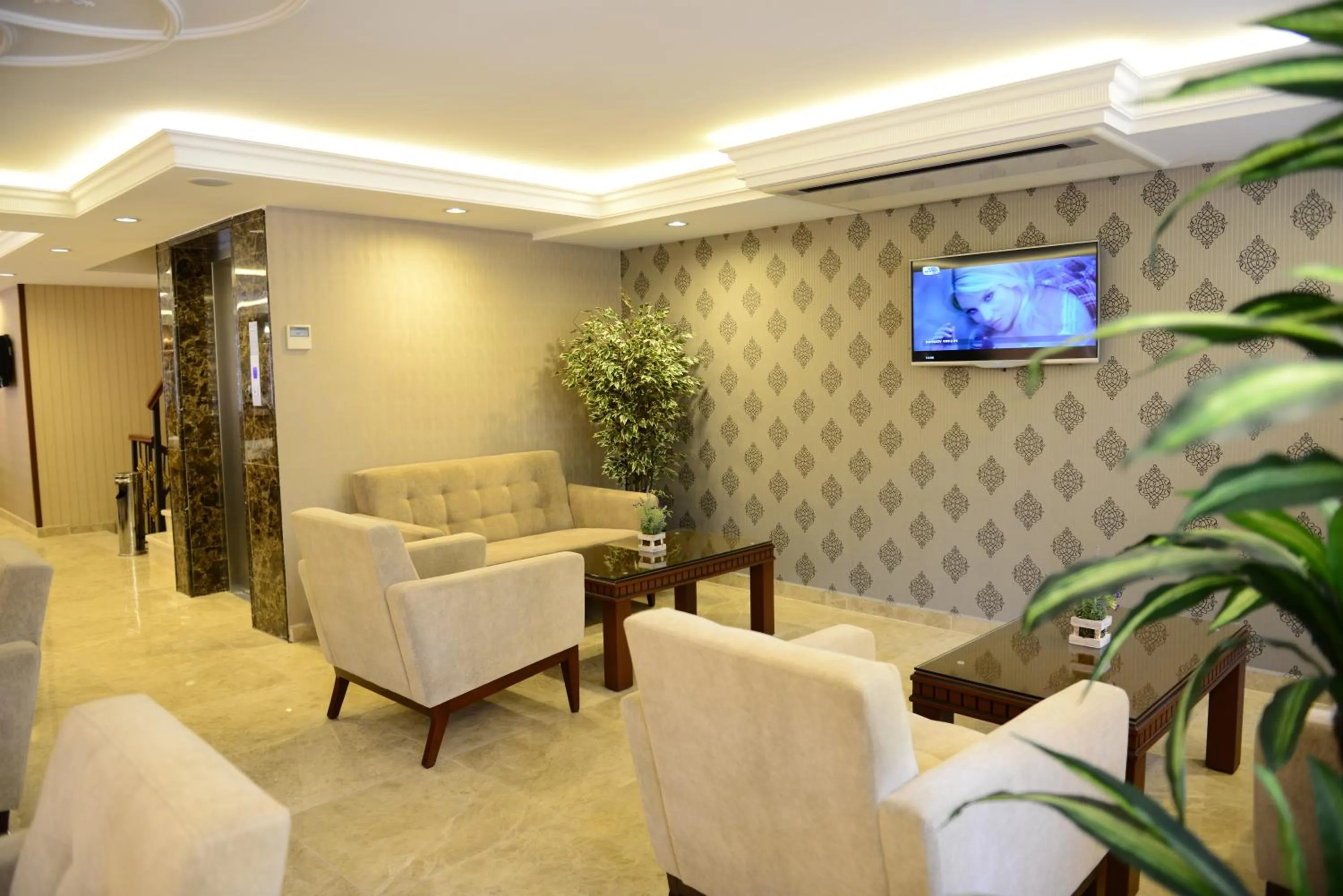 Communal lounge/ TV room in Grand Bazaar Hotel