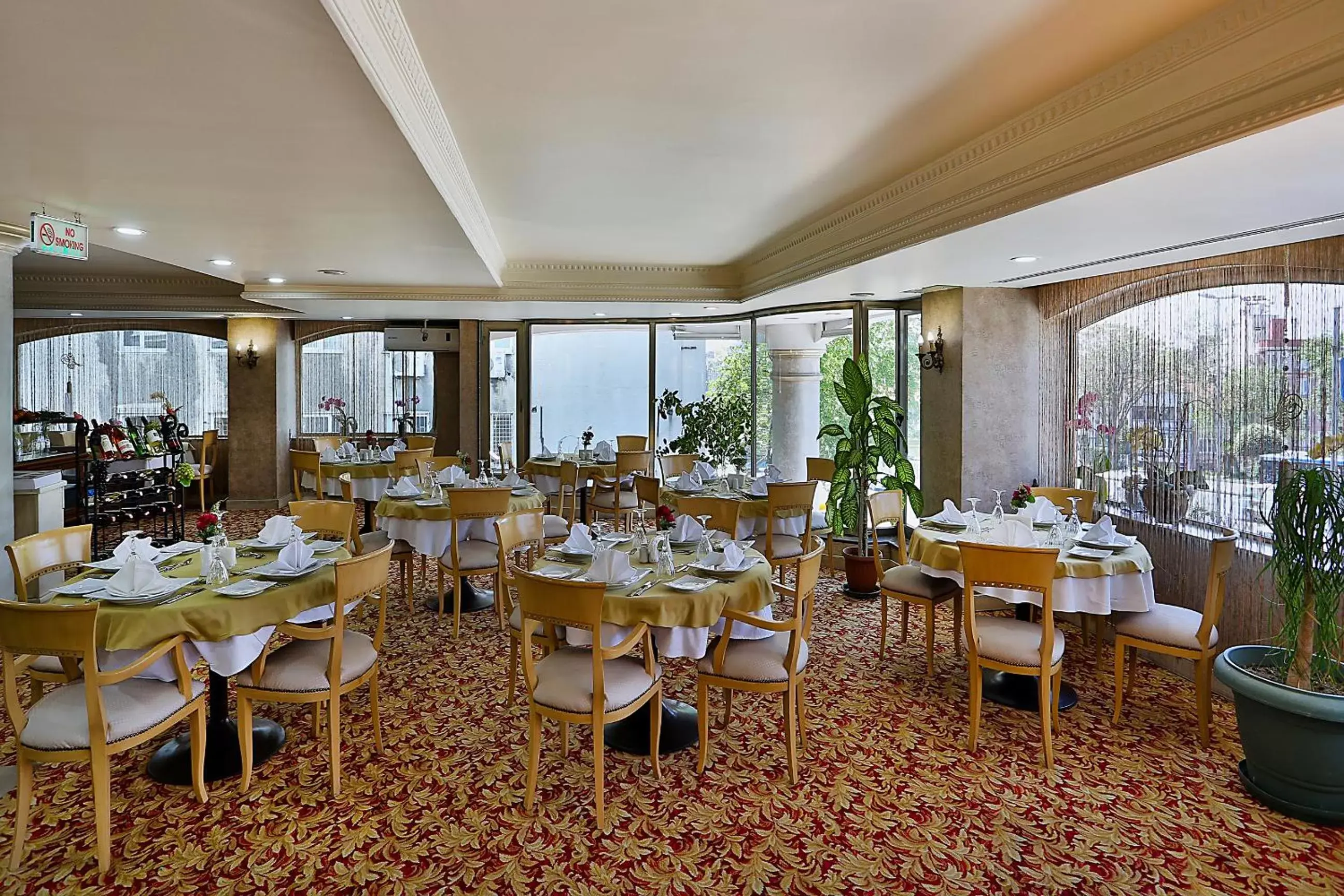 Restaurant/Places to Eat in Hotel Bulvar Palas