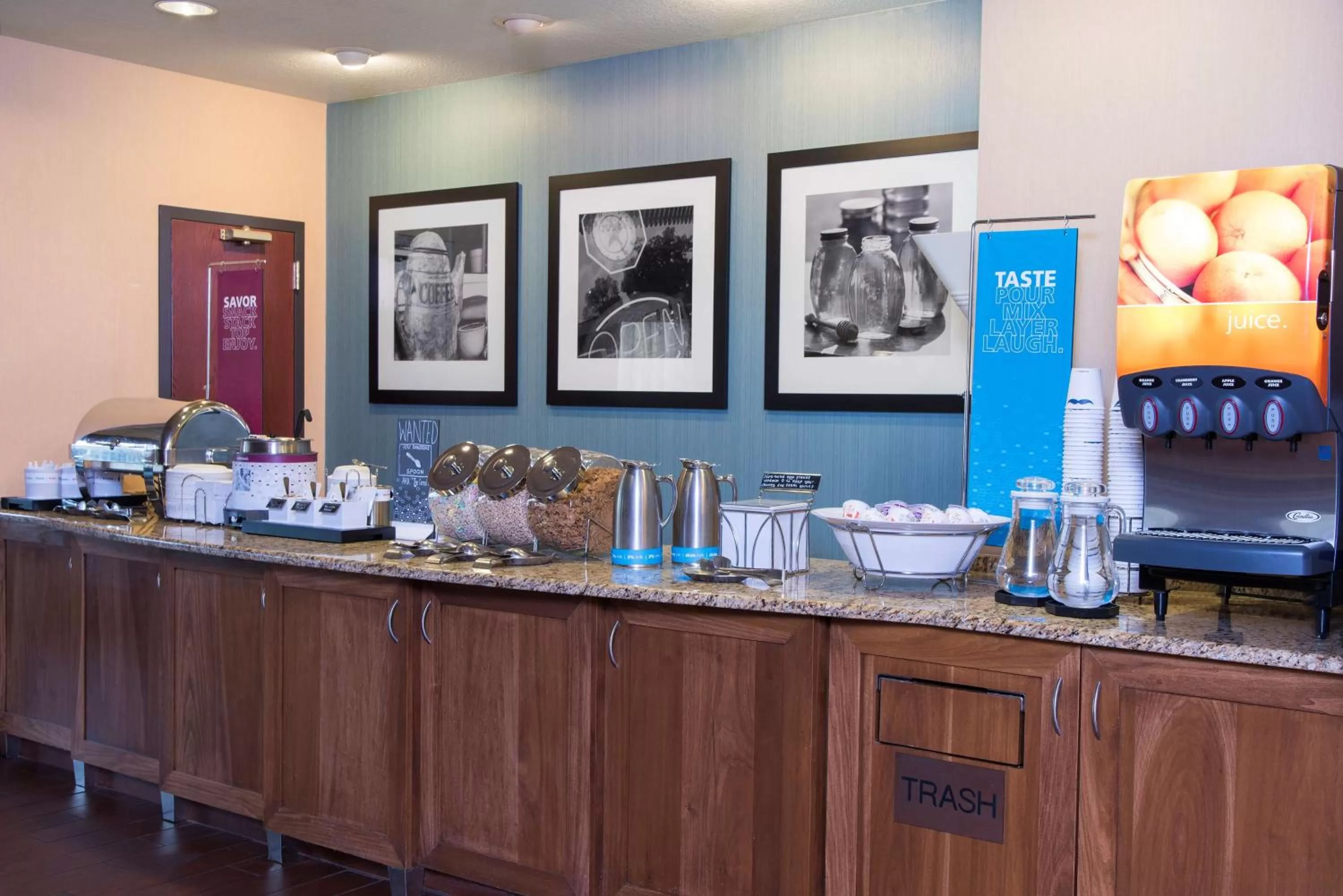 Dining area in Hampton Inn Midland