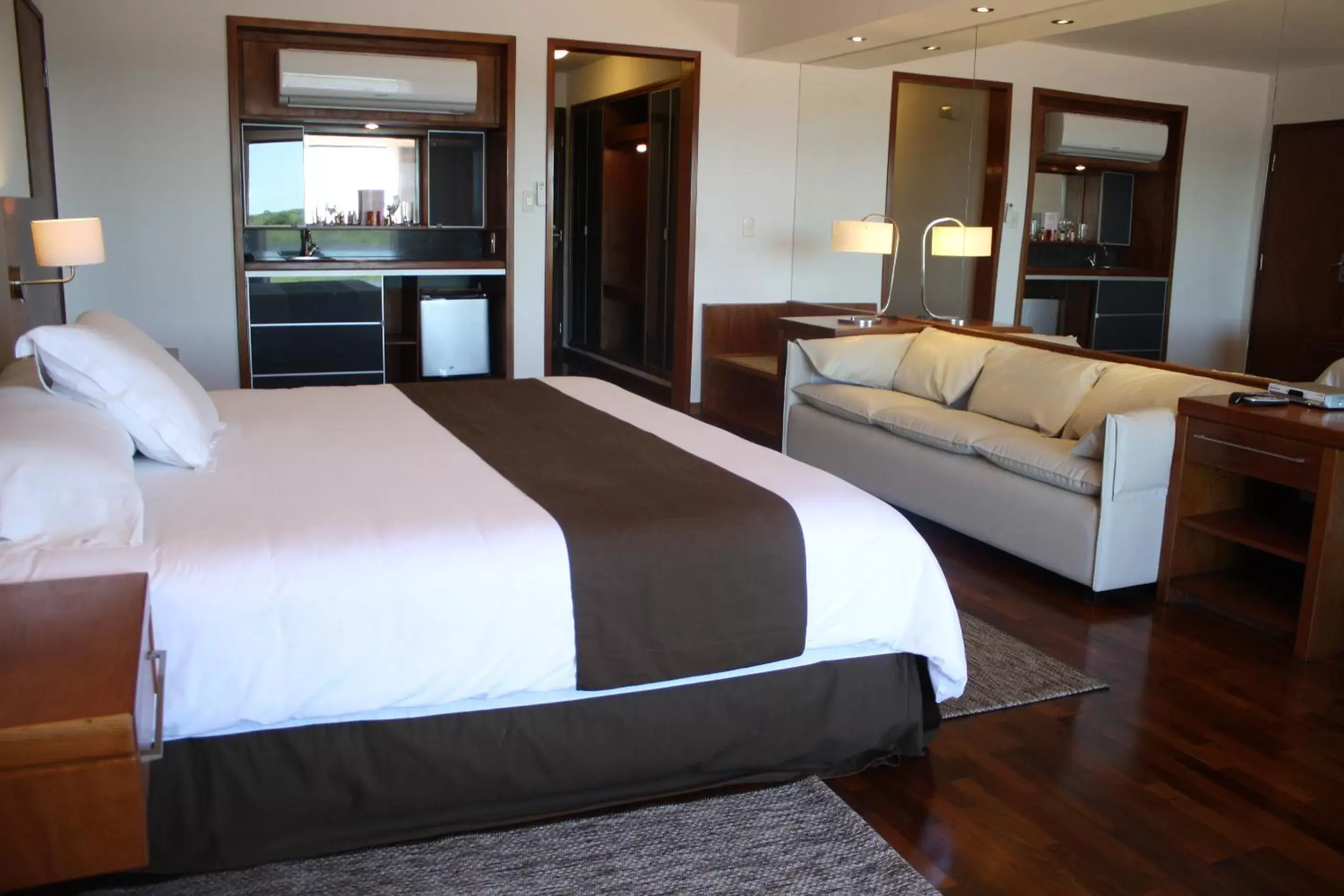 Bedroom, Bed in Resort Yacht Y Golf Club Paraguayo
