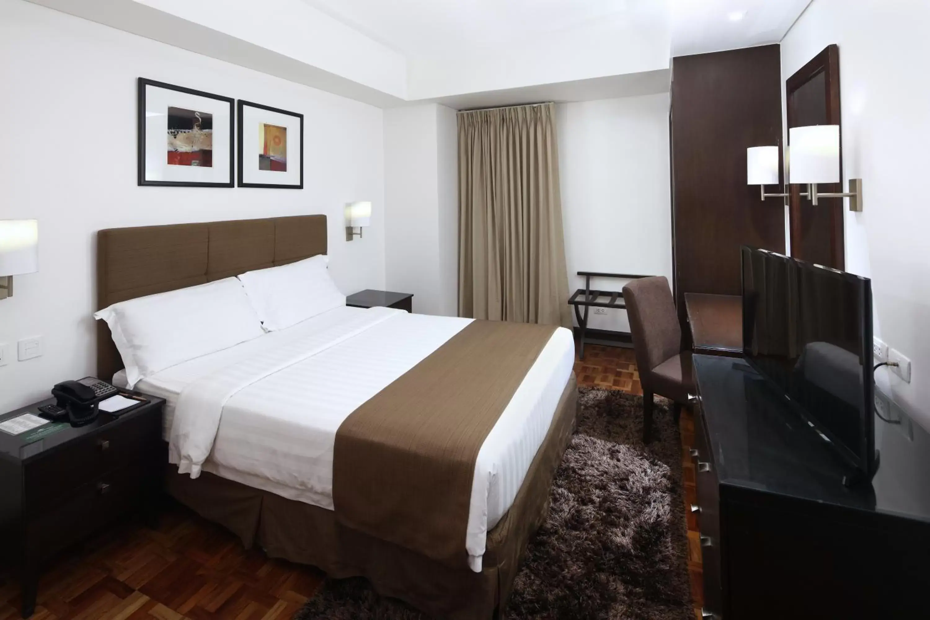 Bed in City Garden Hotel Makati