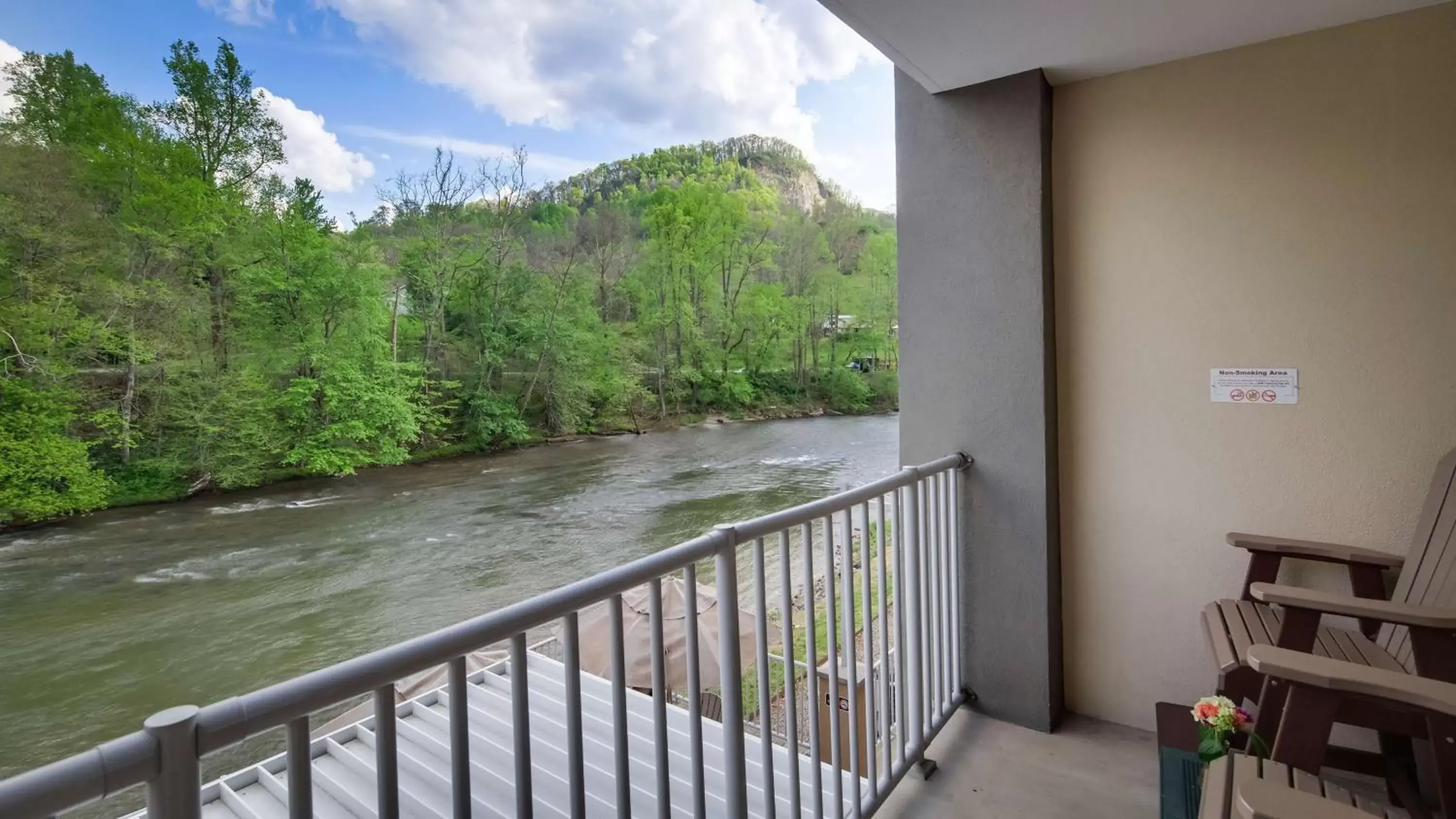 Photo of the whole room, Balcony/Terrace in Best Western Plus River Escape Sylva / Dillsboro