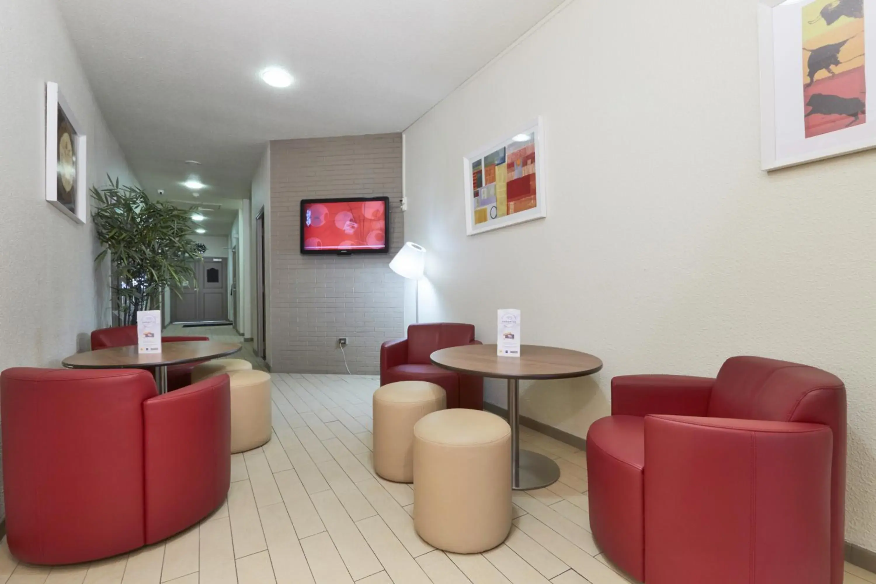 Communal lounge/ TV room, Lounge/Bar in Campanile Paris Ouest - Levallois Perret