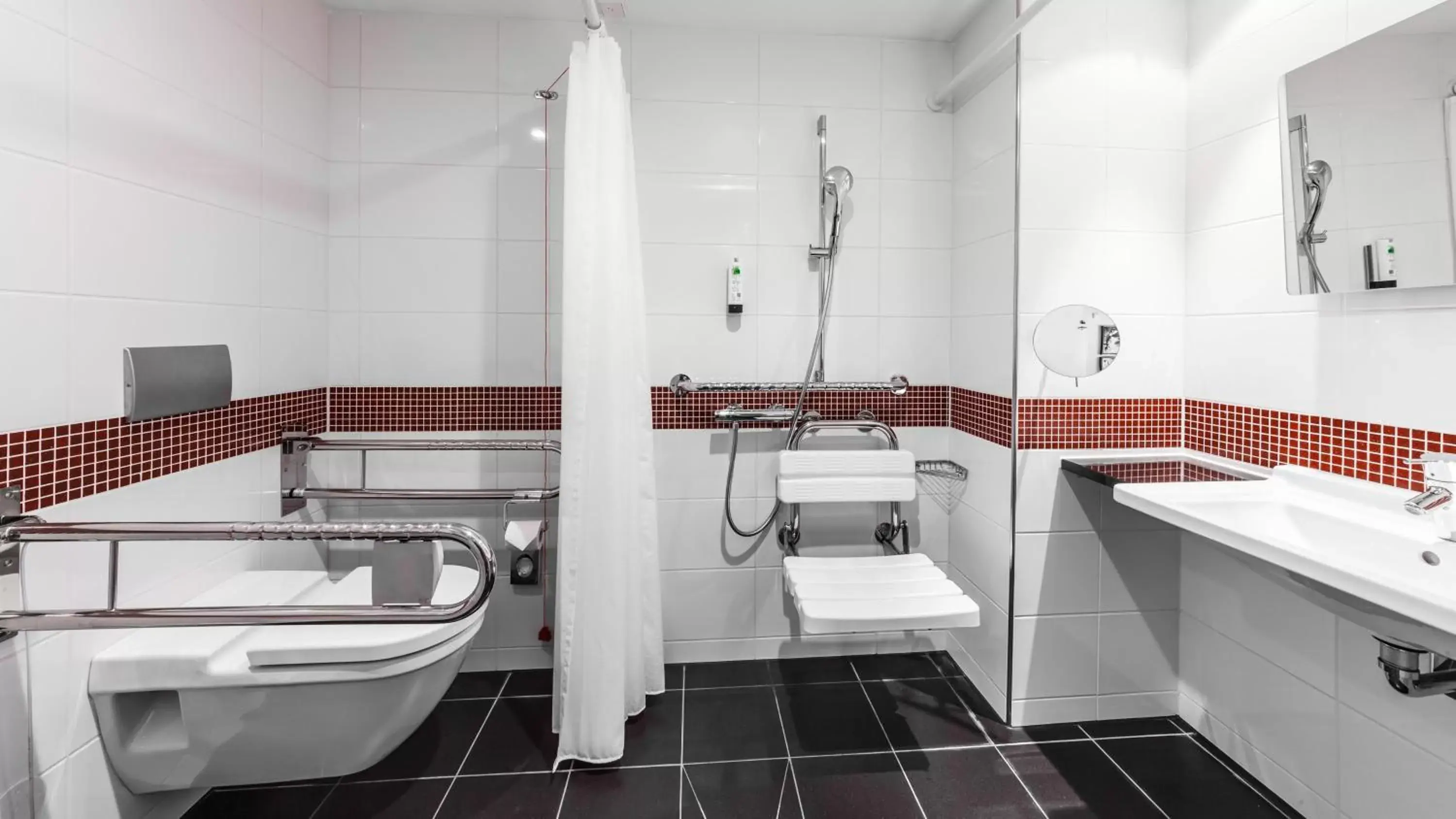 Photo of the whole room, Bathroom in Holiday Inn Munich - Westpark, an IHG Hotel