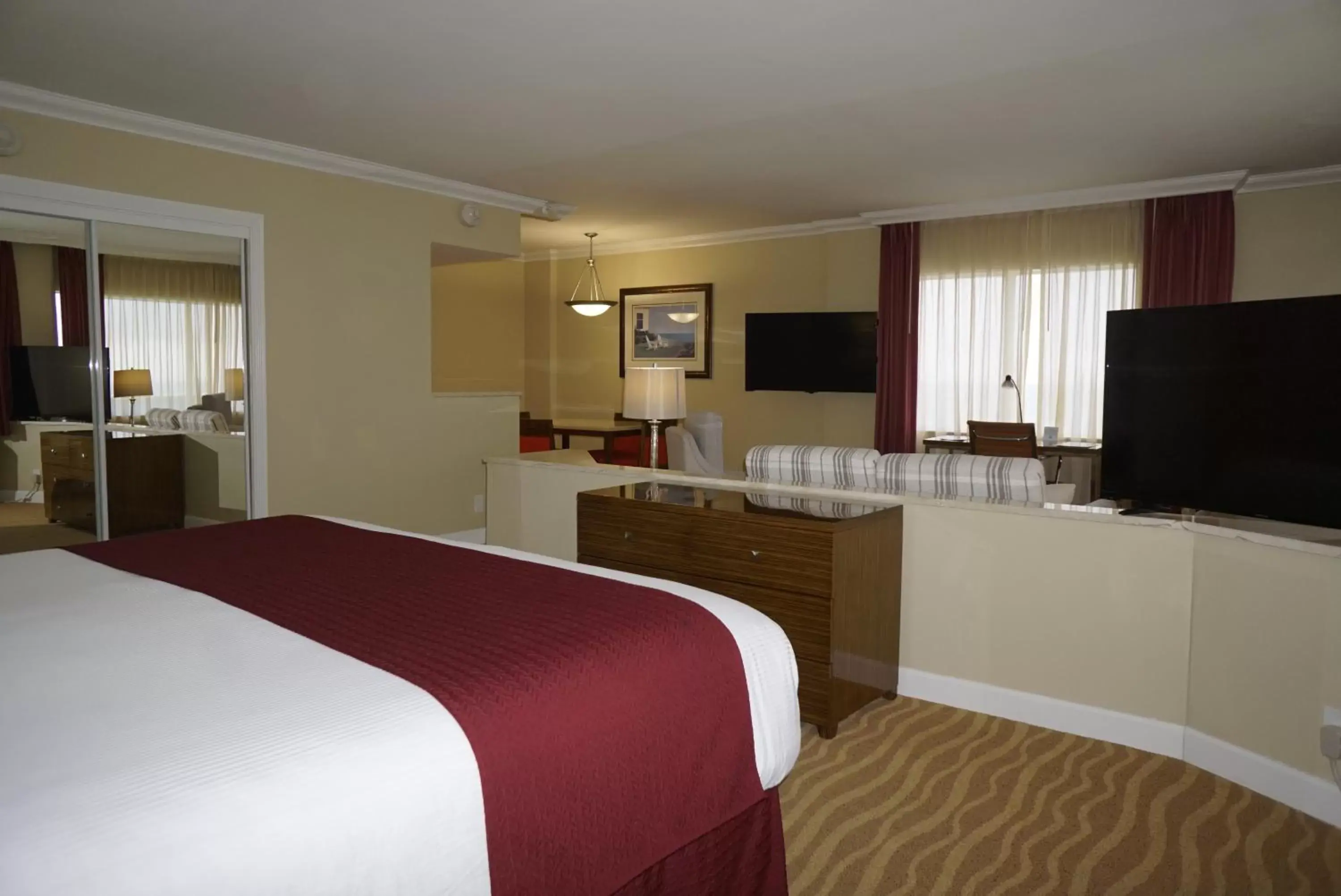Bed, Kitchen/Kitchenette in Ocean Sky Hotel & Resort