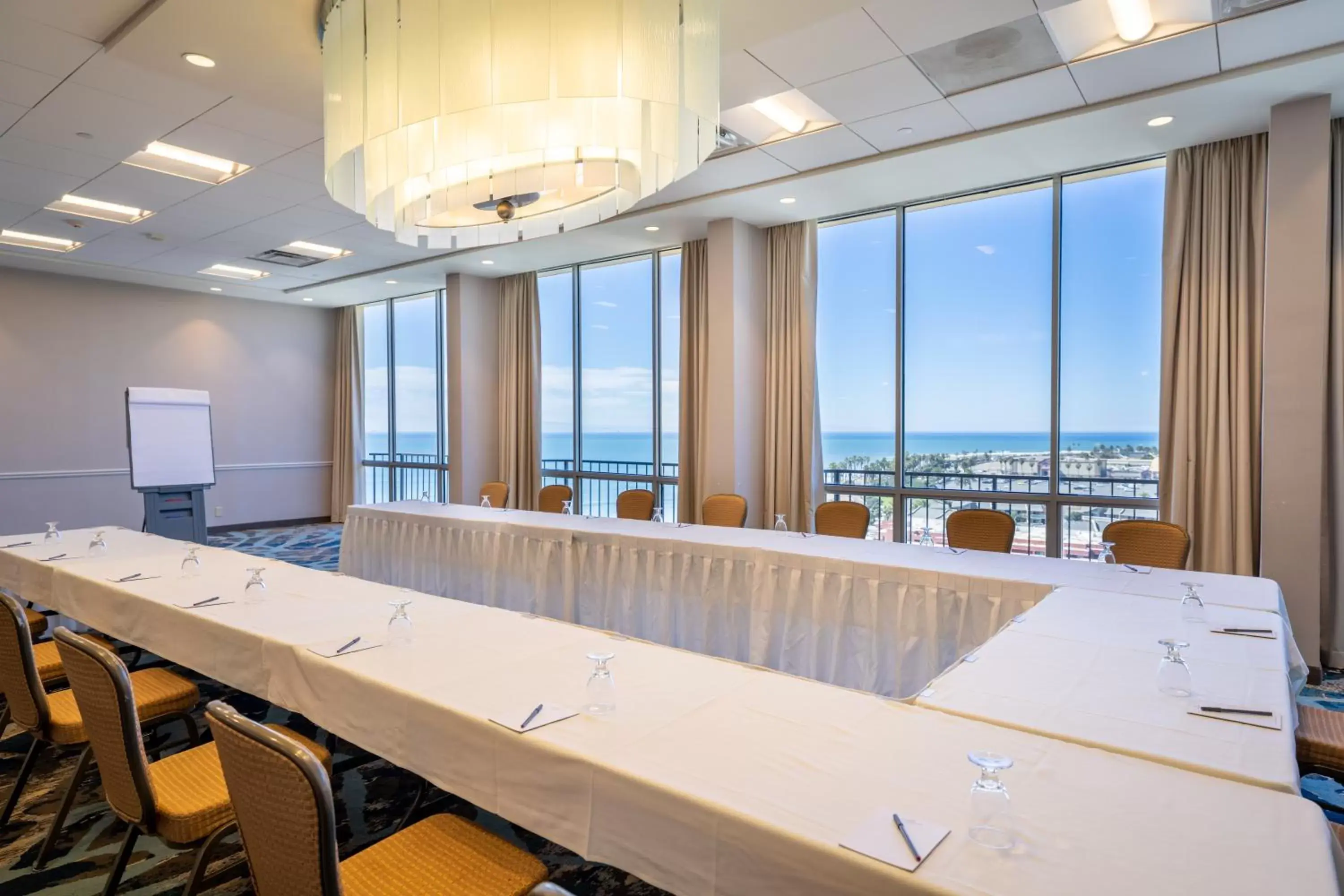 Meeting/conference room in Crowne Plaza Hotel Ventura Beach, an IHG Hotel