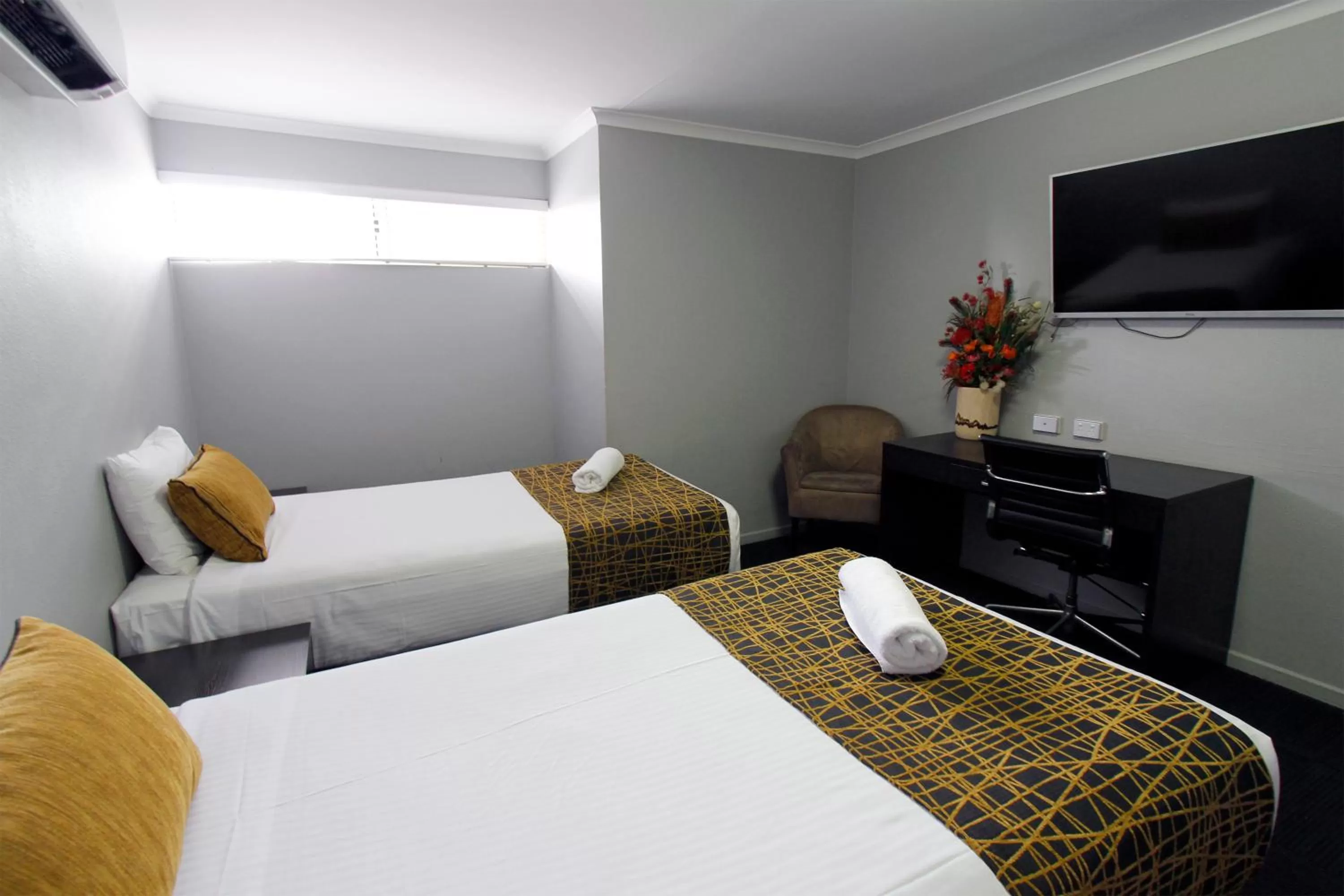 Photo of the whole room, Bed in The Stirling Motel