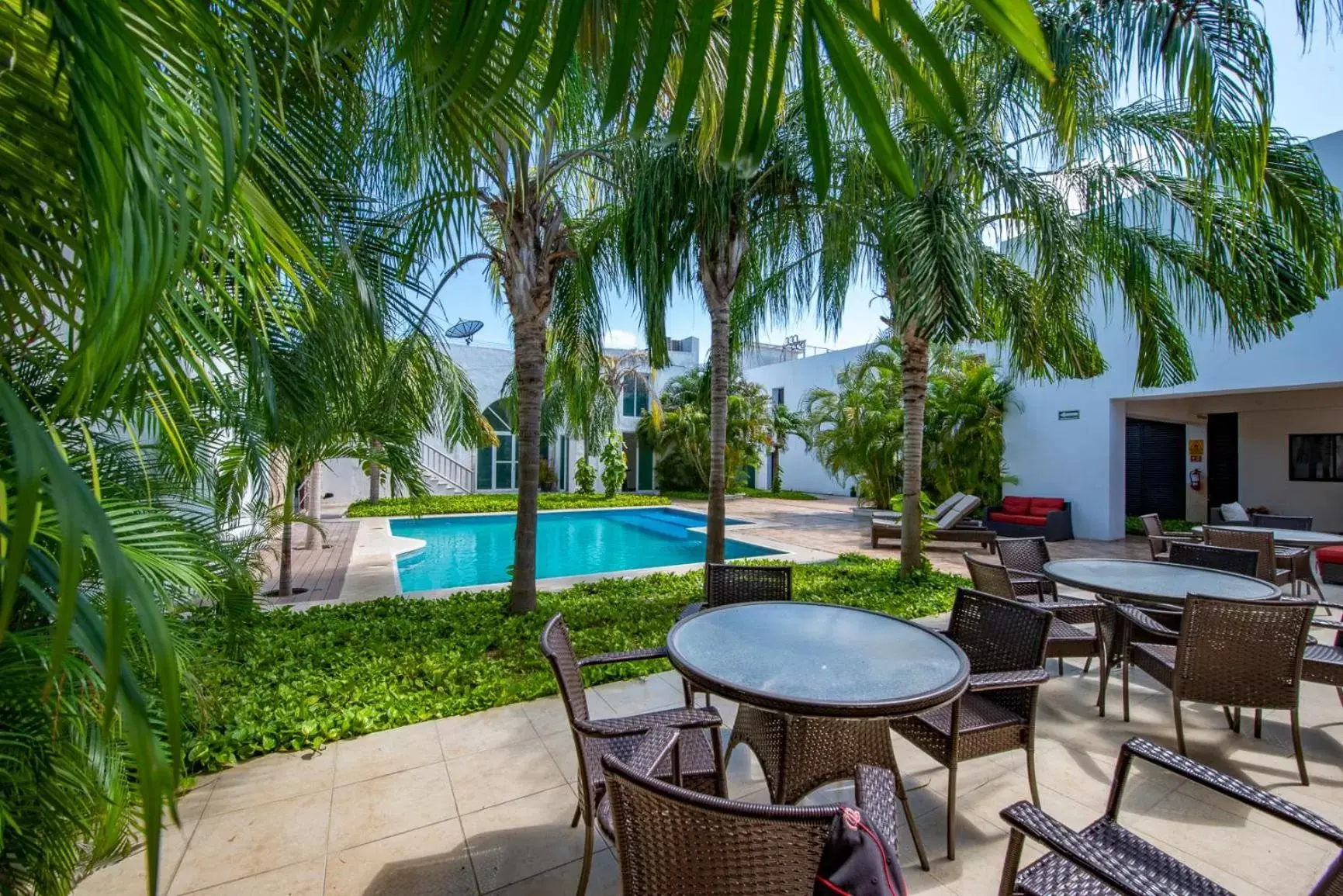 Swimming Pool in Hotel Embajadores