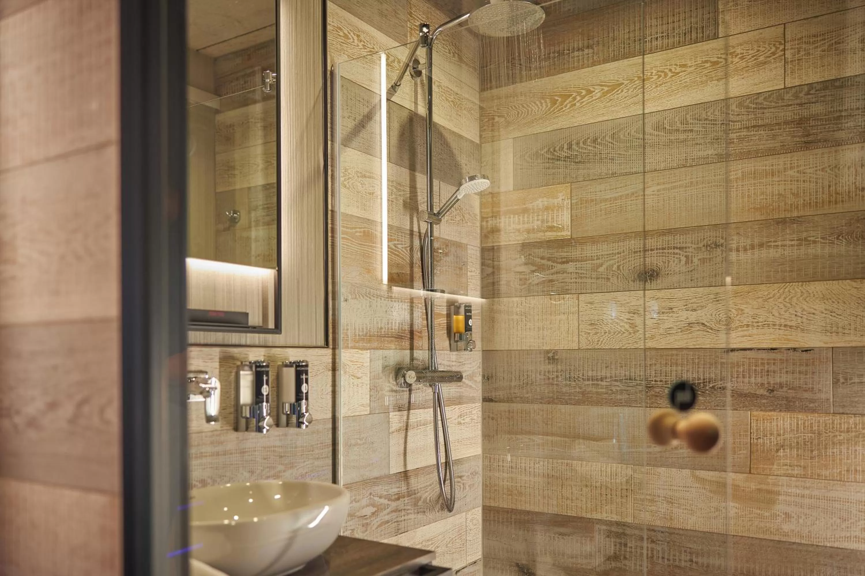 Shower in Inntel Hotels Amsterdam Landmark