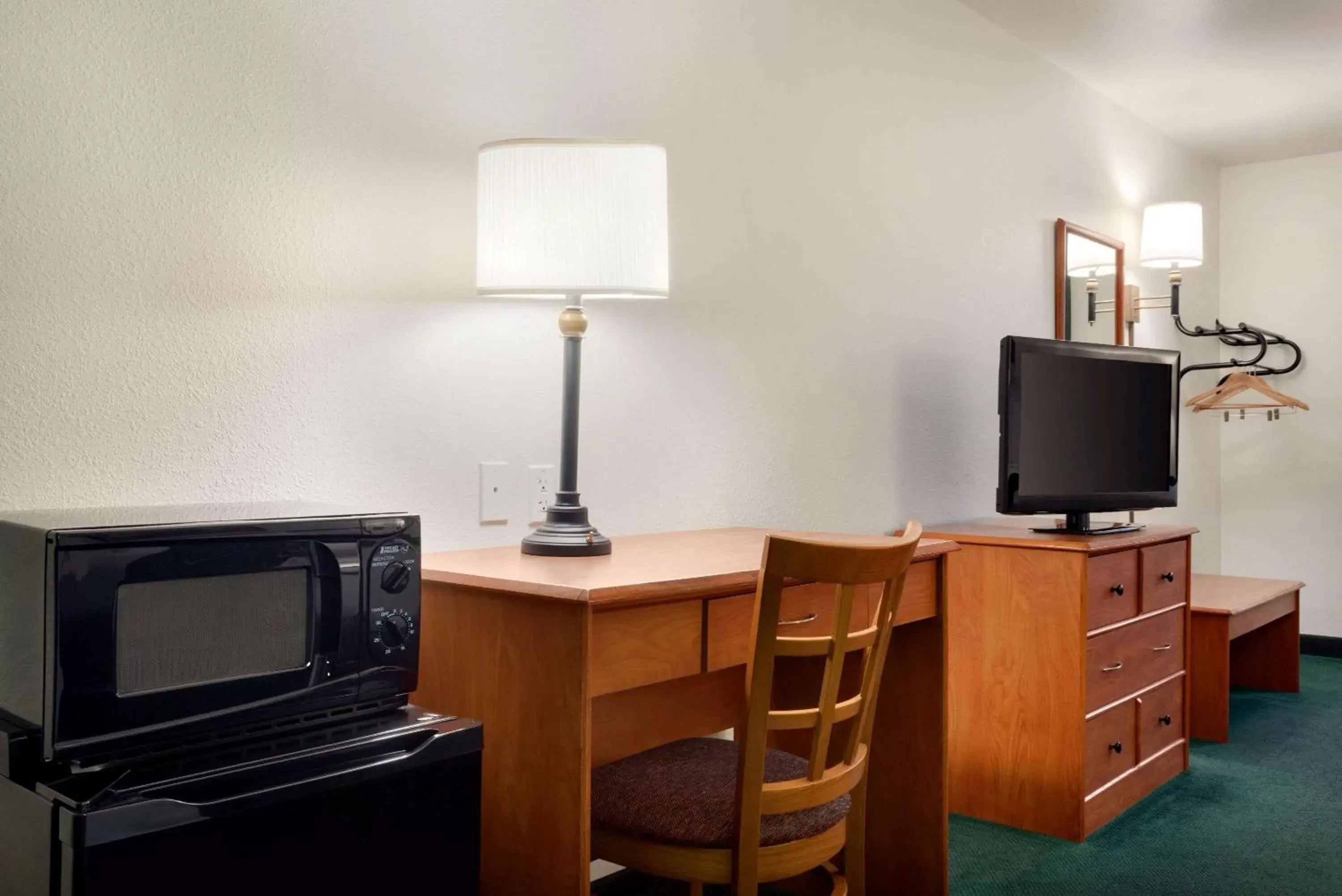 Photo of the whole room, TV/Entertainment Center in Travelodge by Wyndham Clinton Valley West Court