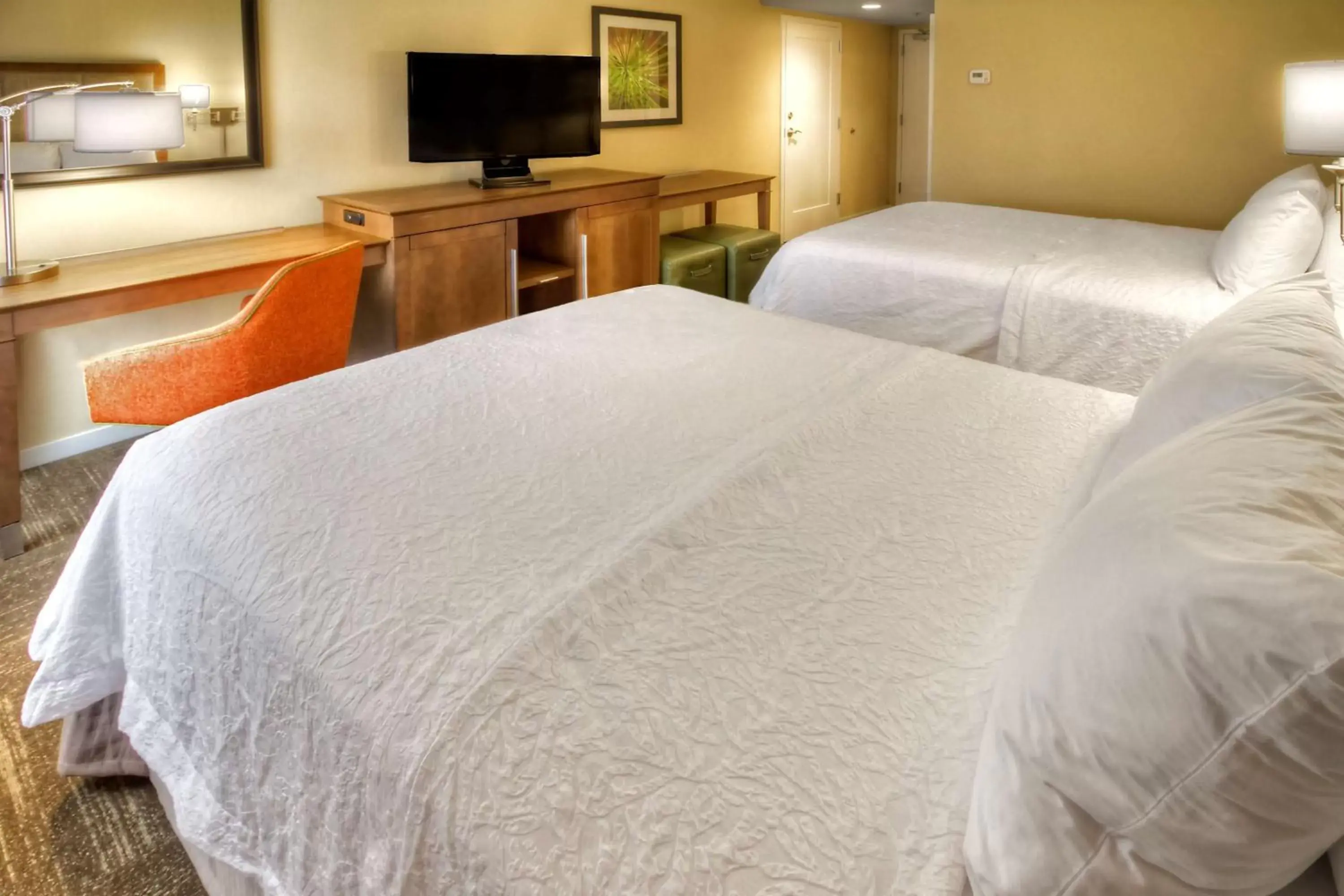 Bed in Hampton Inn and Suites Asheville Airport