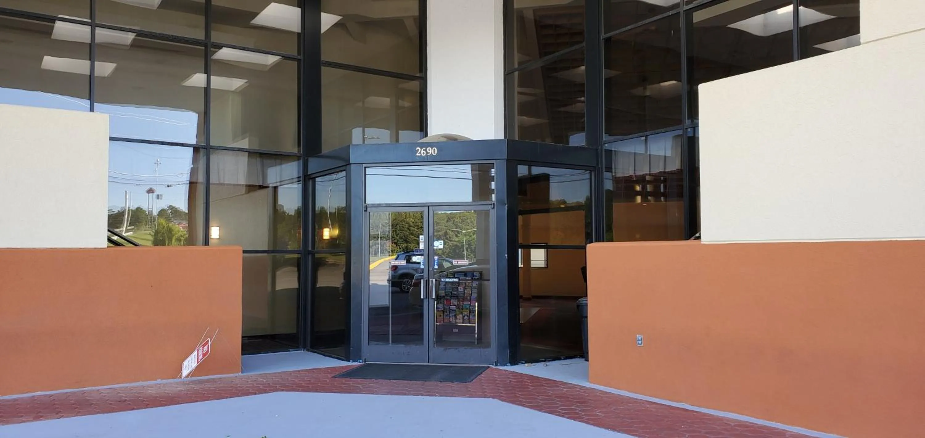 Property building in Red Carpet Inn-Macon