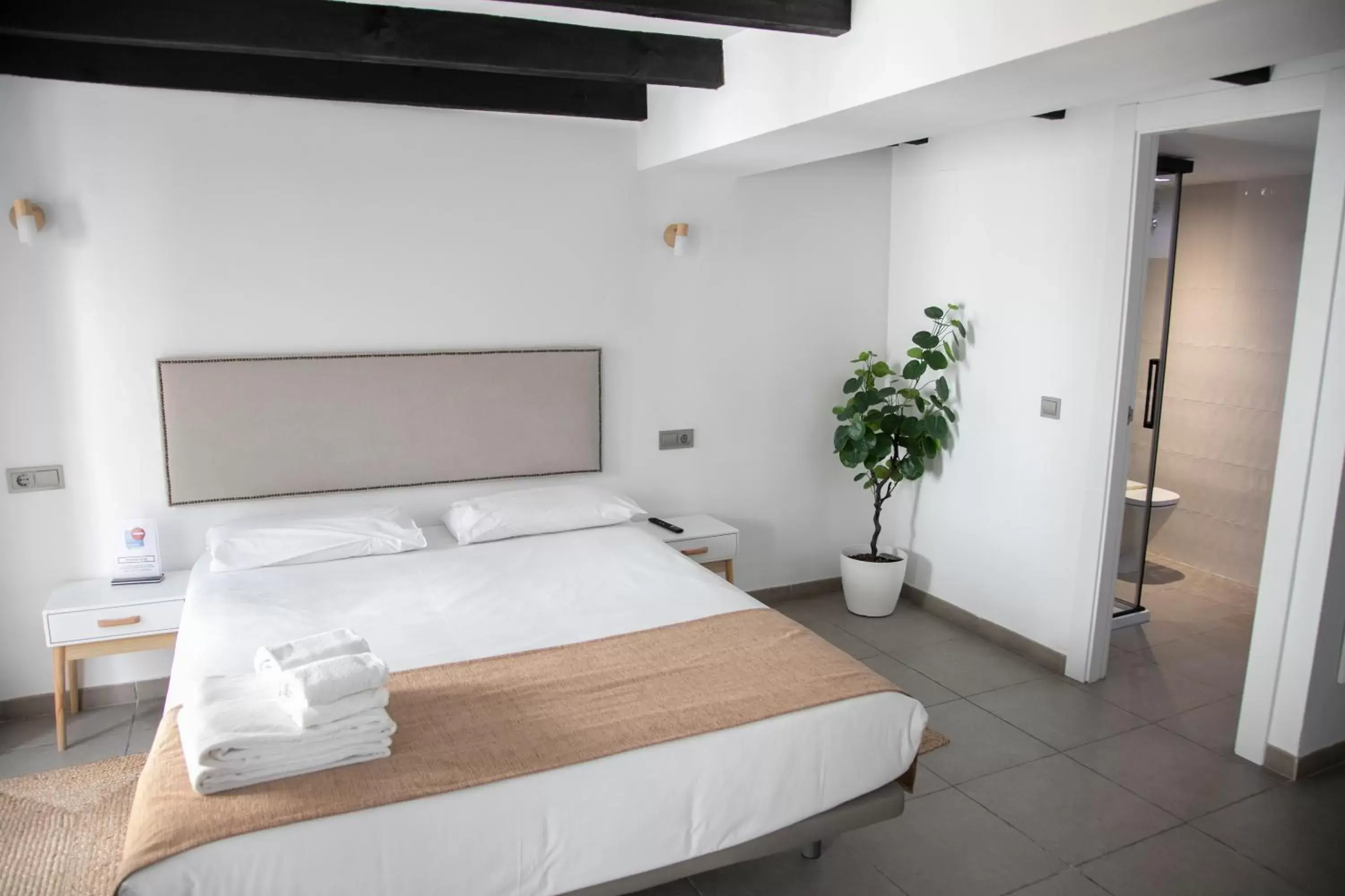 Photo of the whole room, Bed in Vitium Córdoba