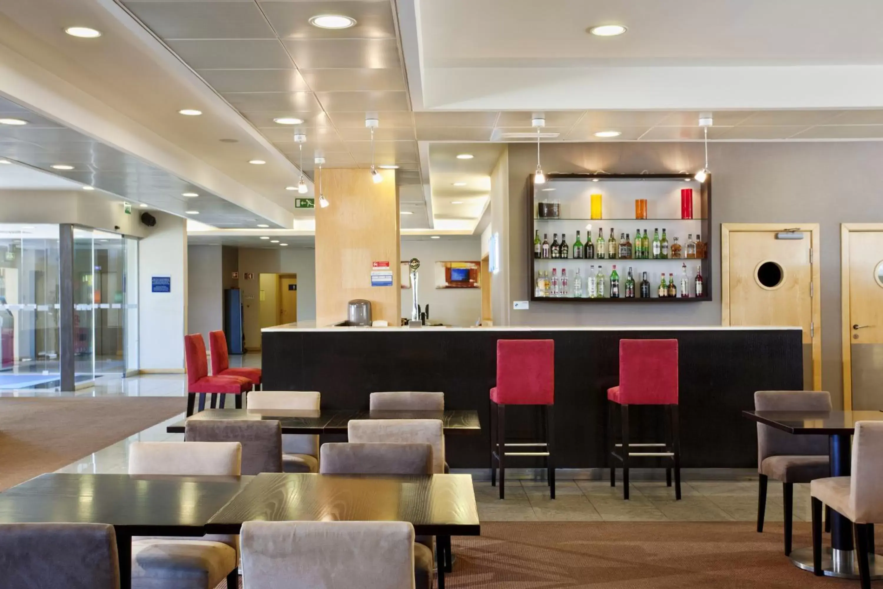 Lounge or bar, Lounge/Bar in Holiday Inn Express Lisbon-Oeiras, an IHG Hotel