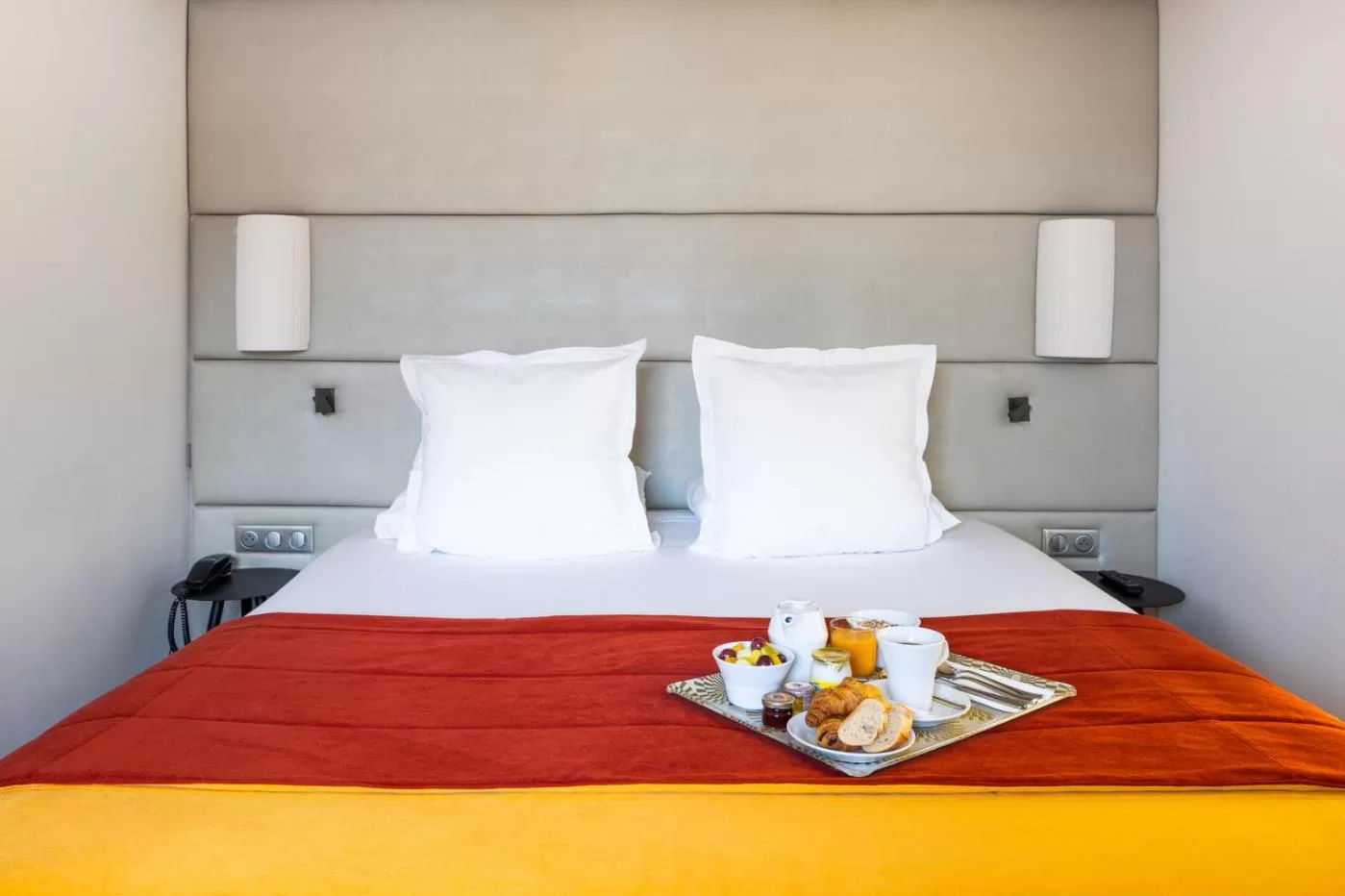 Bed in Hôtel Paris Neuilly