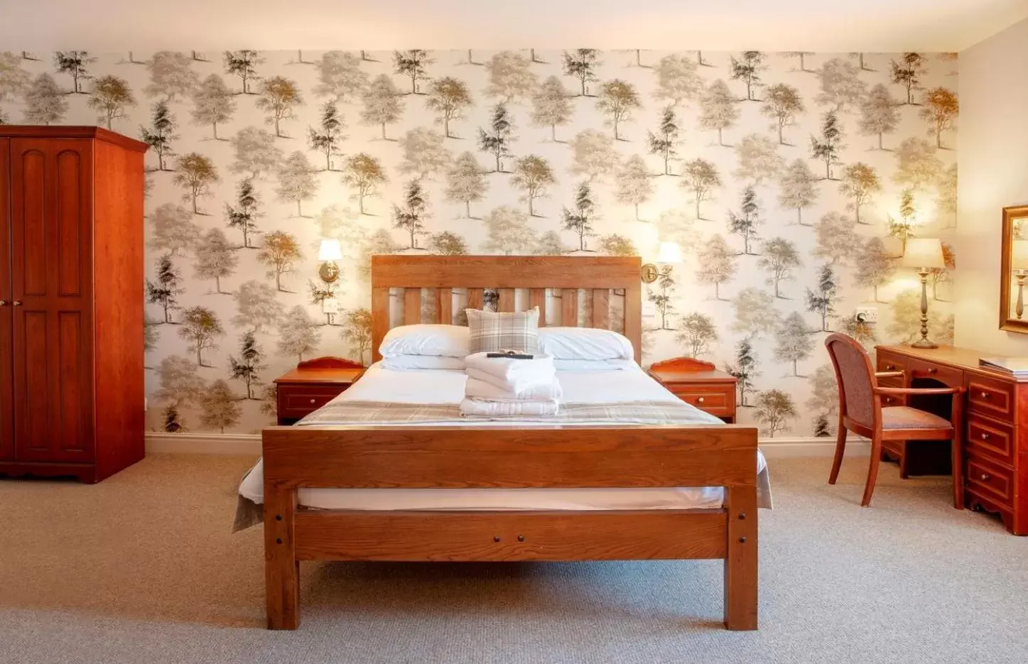 Photo of the whole room, Bed in The Old Bell - Warminster