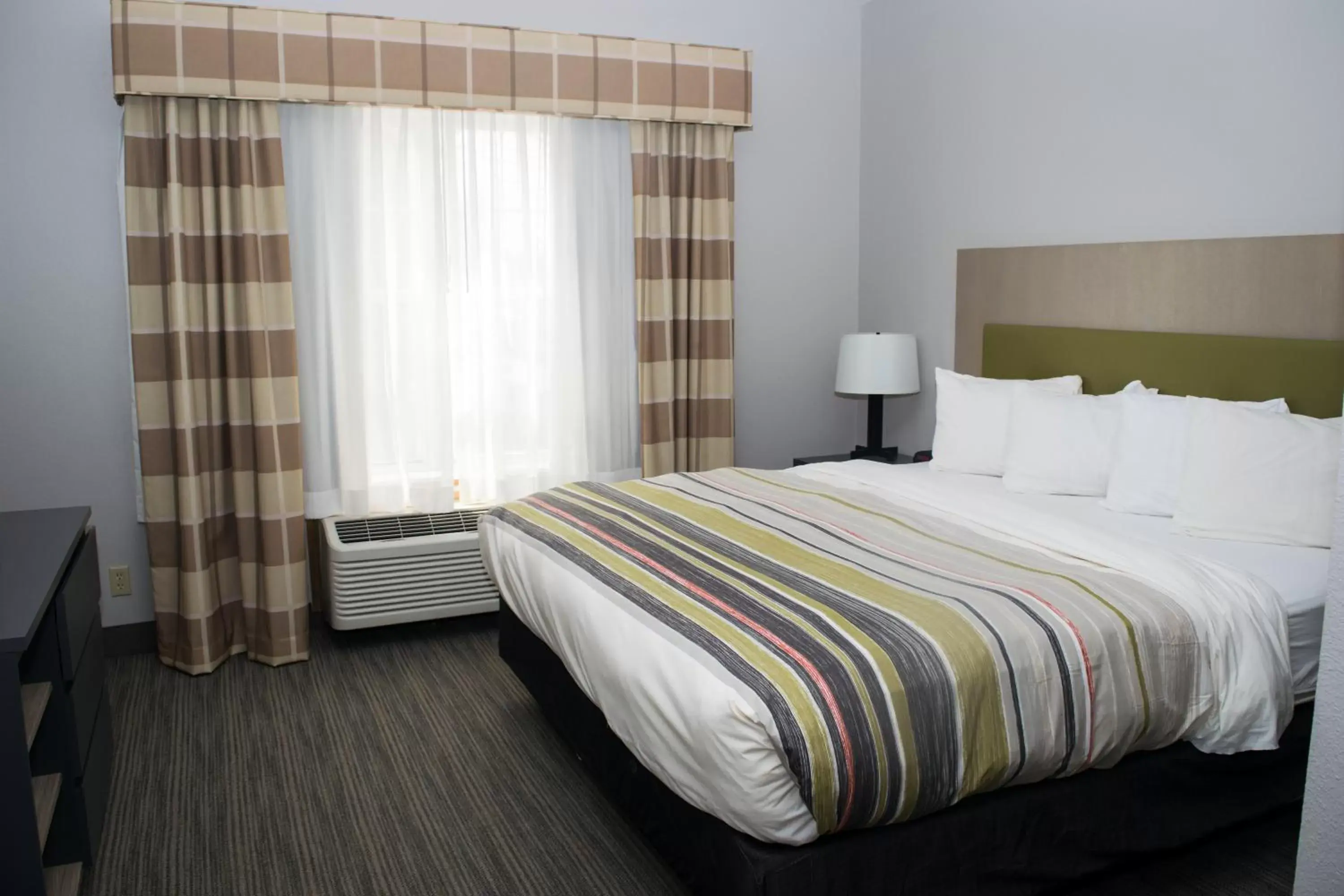 Bed in Country Inn & Suites by Radisson, Freeport, IL