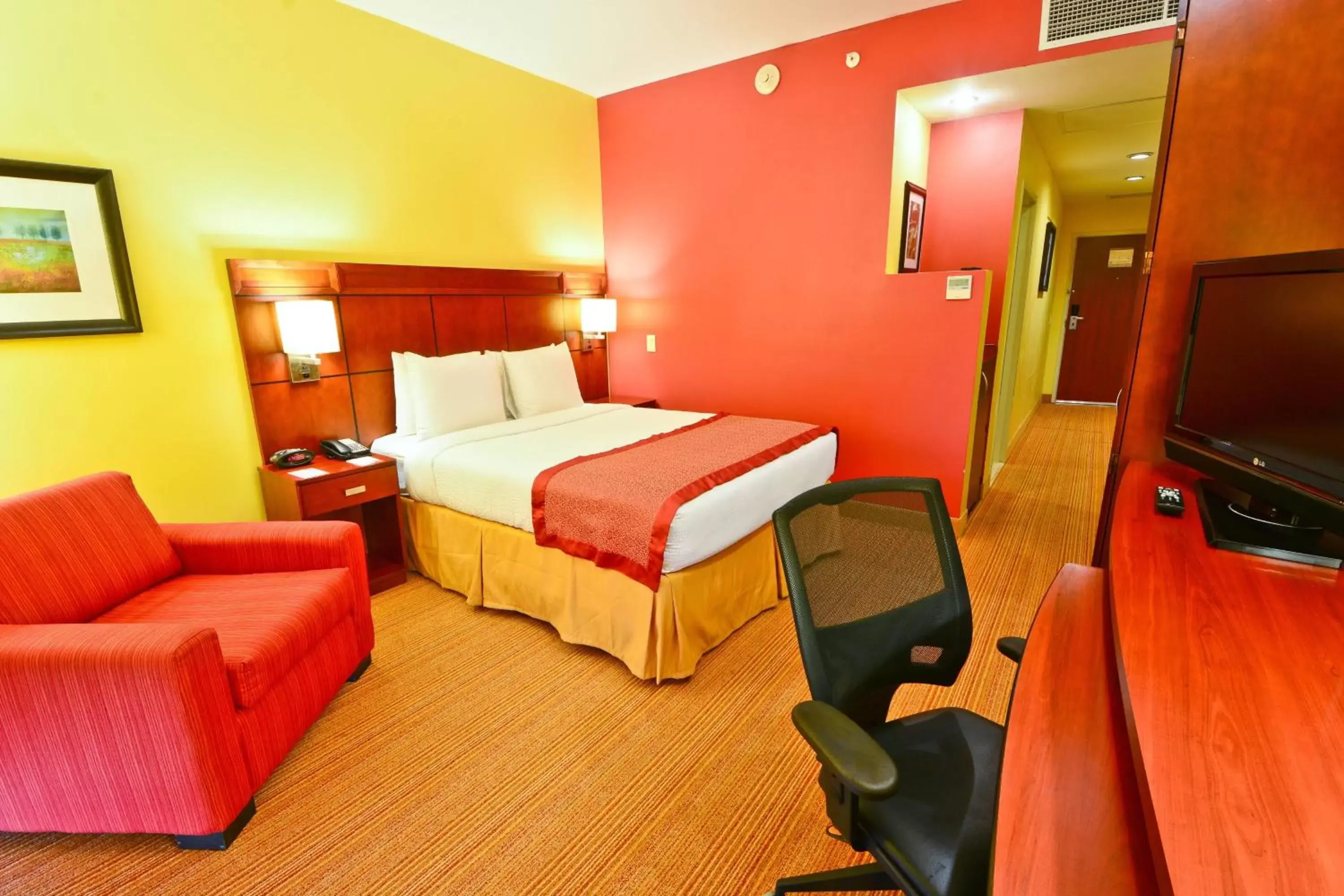 Photo of the whole room, Bed in Courtyard by Marriott Paramaribo