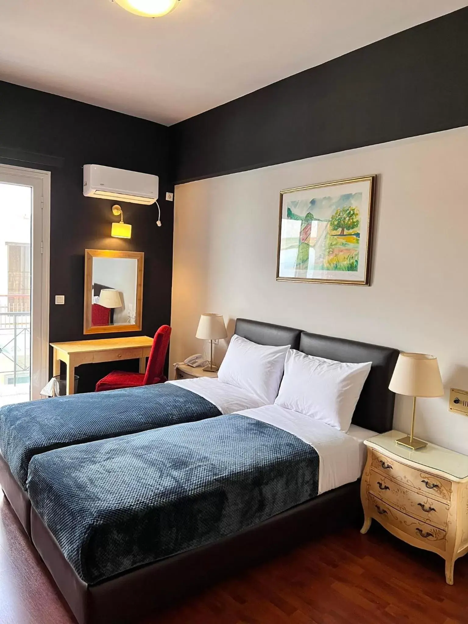 Bed in Queens Leriotis Hotel