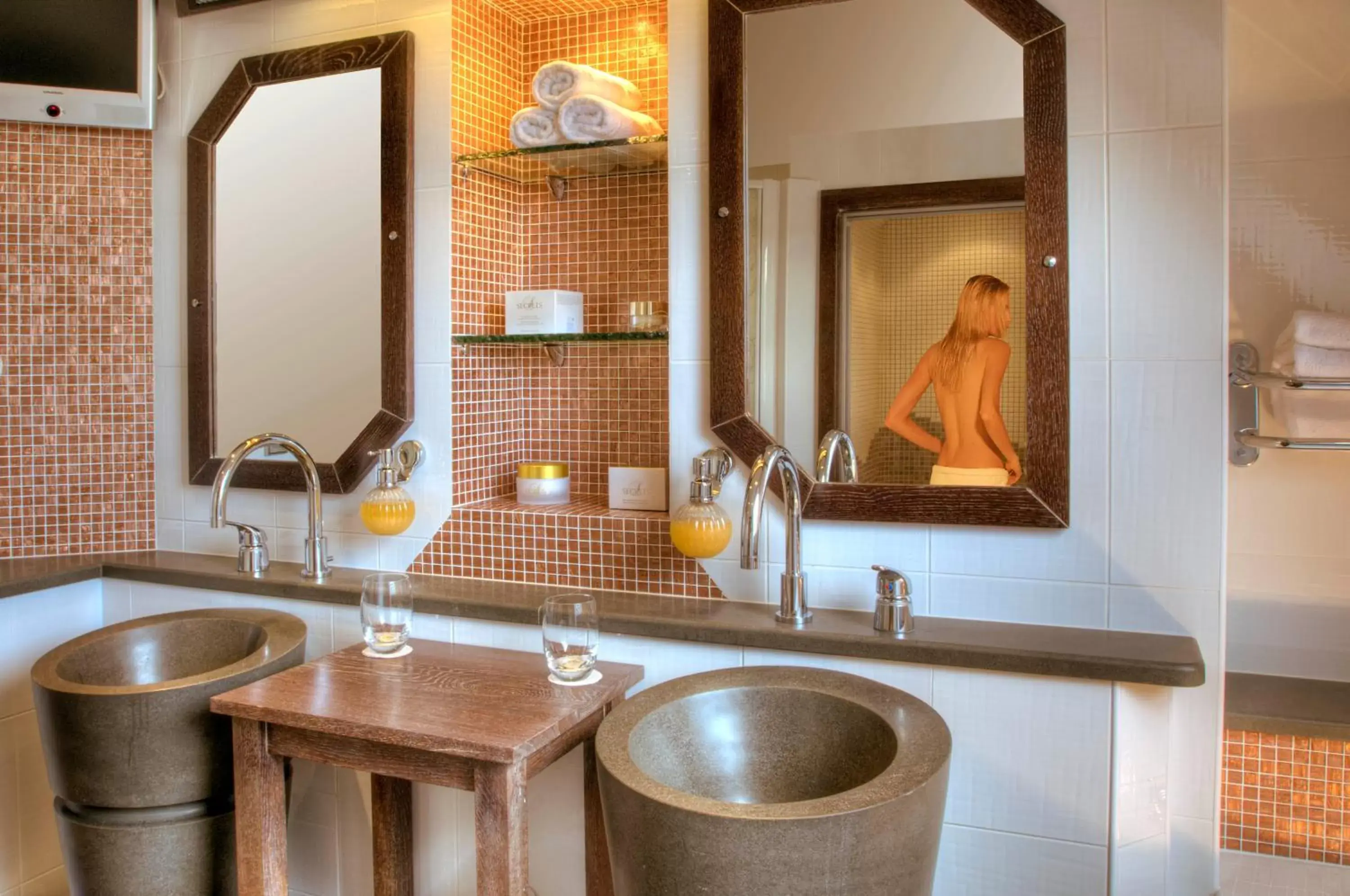 Shower, Bathroom in Hostellerie Des Châteaux & Spa
