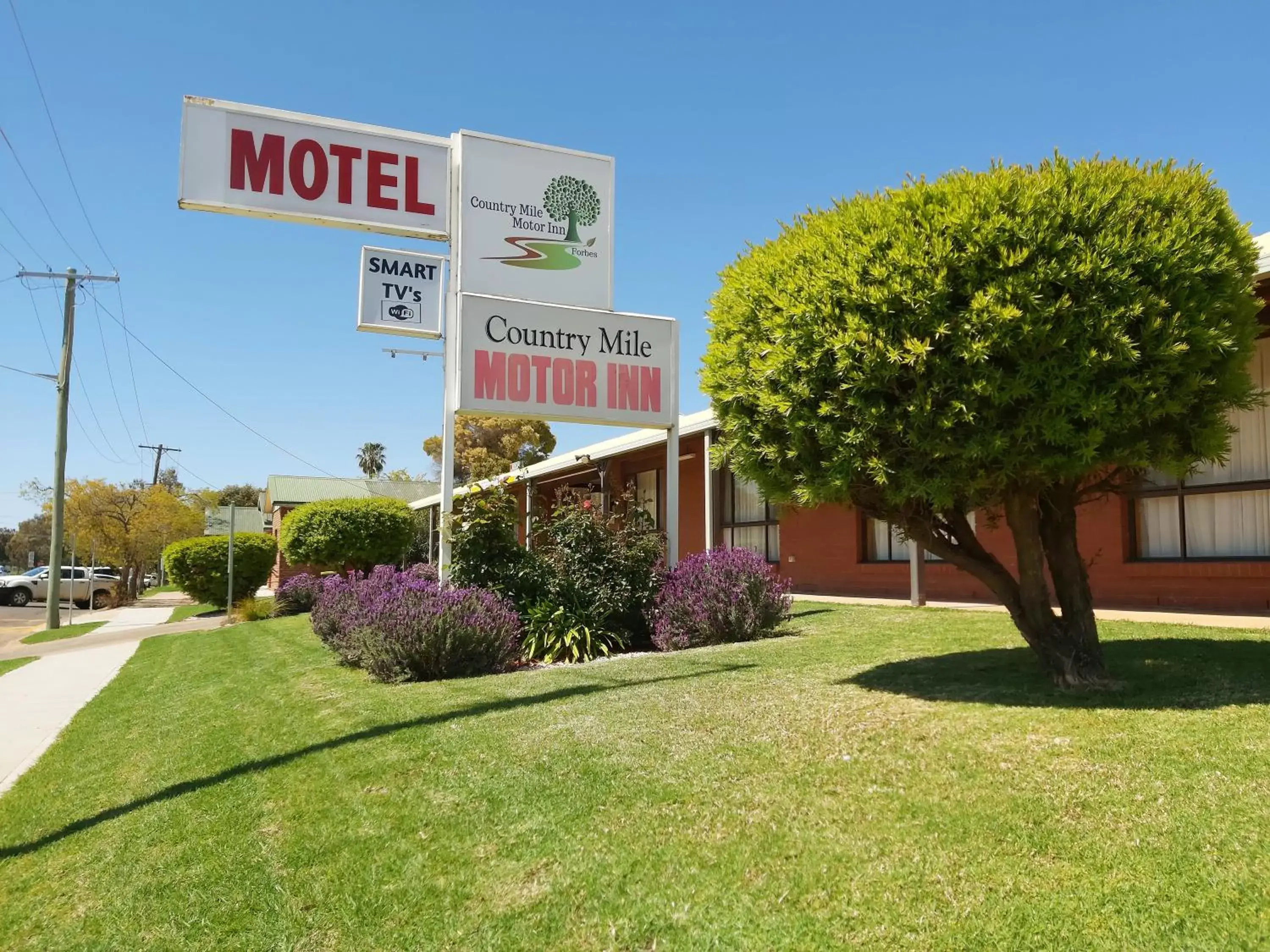 Property Building in Country Mile Motor Inn