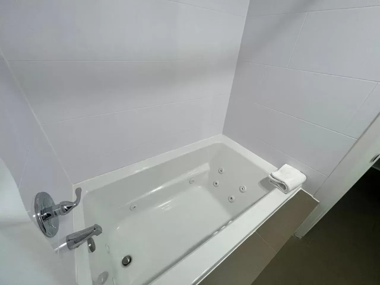Hot Tub, Bathroom in The Aqua Pacific Hotel