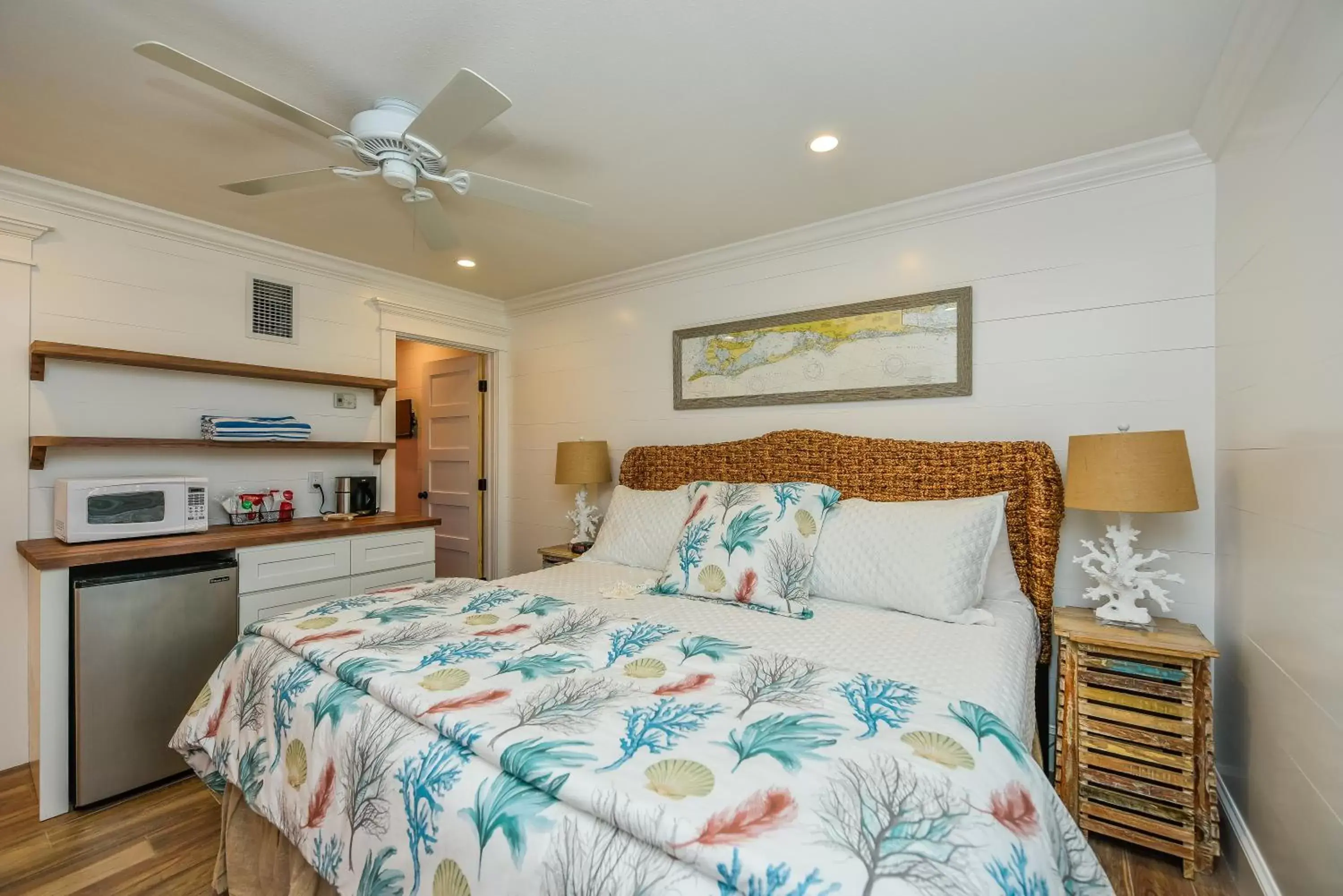 Kitchen or kitchenette, Bed in Tropical Breeze Resort