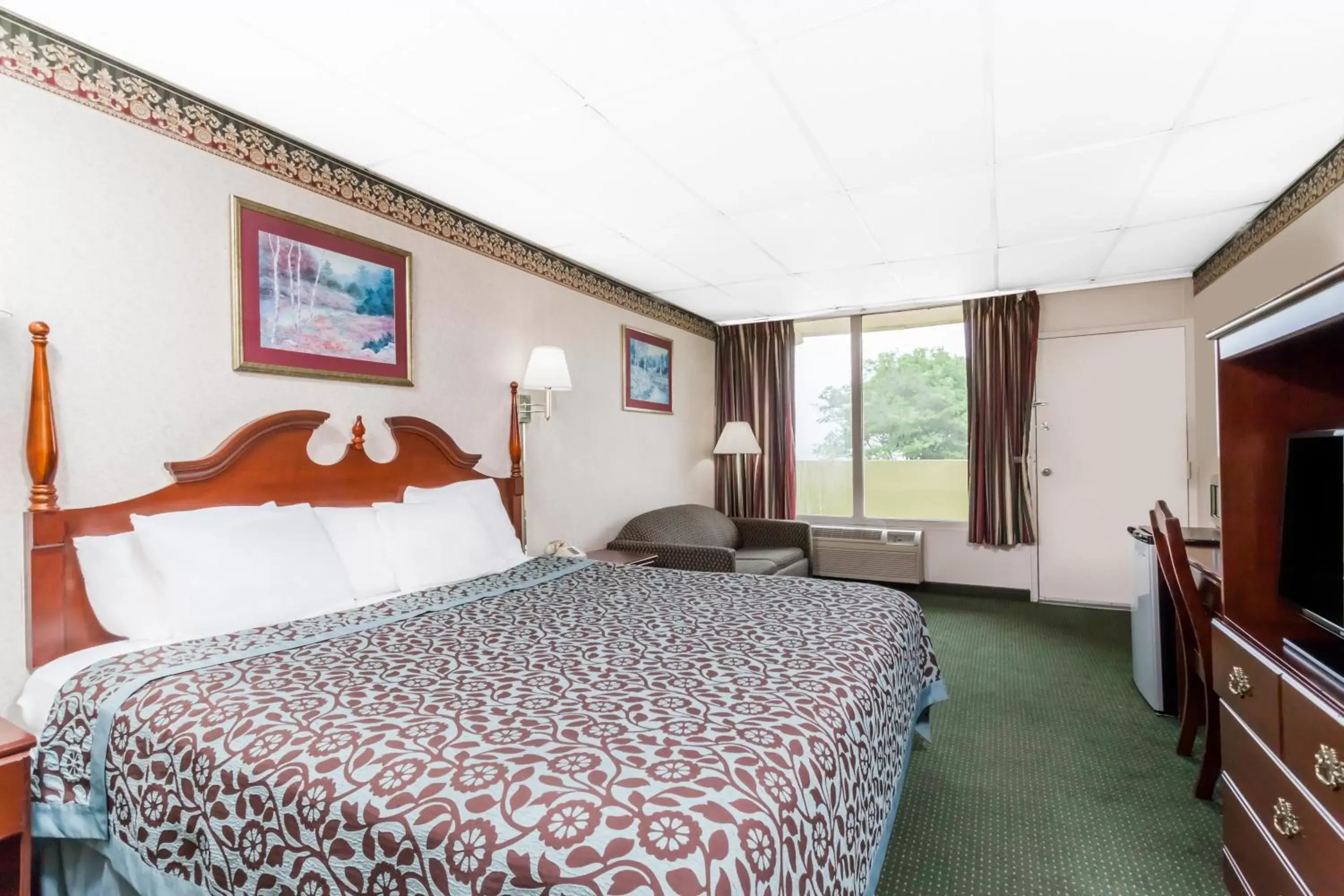 Photo of the whole room, Room Photo in Days Inn by Wyndham Tannersville