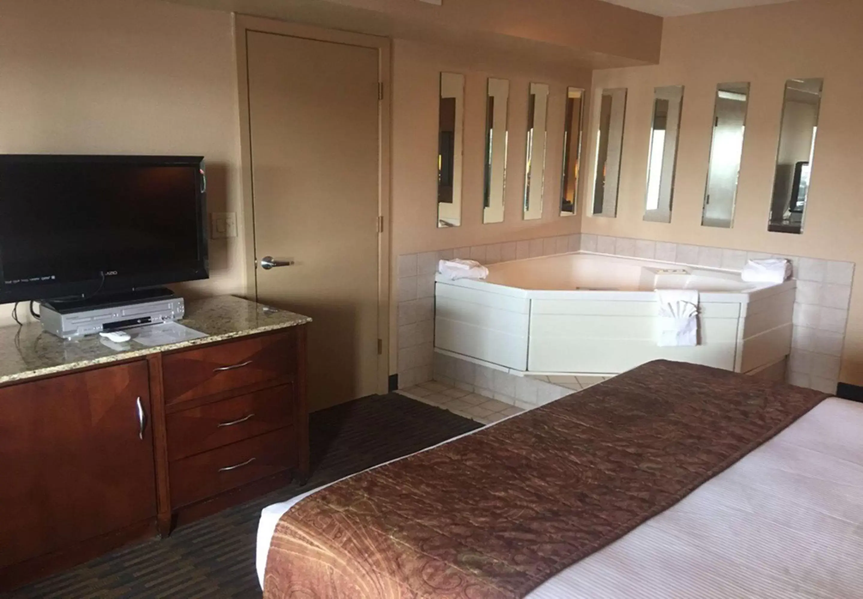 Photo of the whole room, Bed in Best Western Plus Landing View Inn & Suites