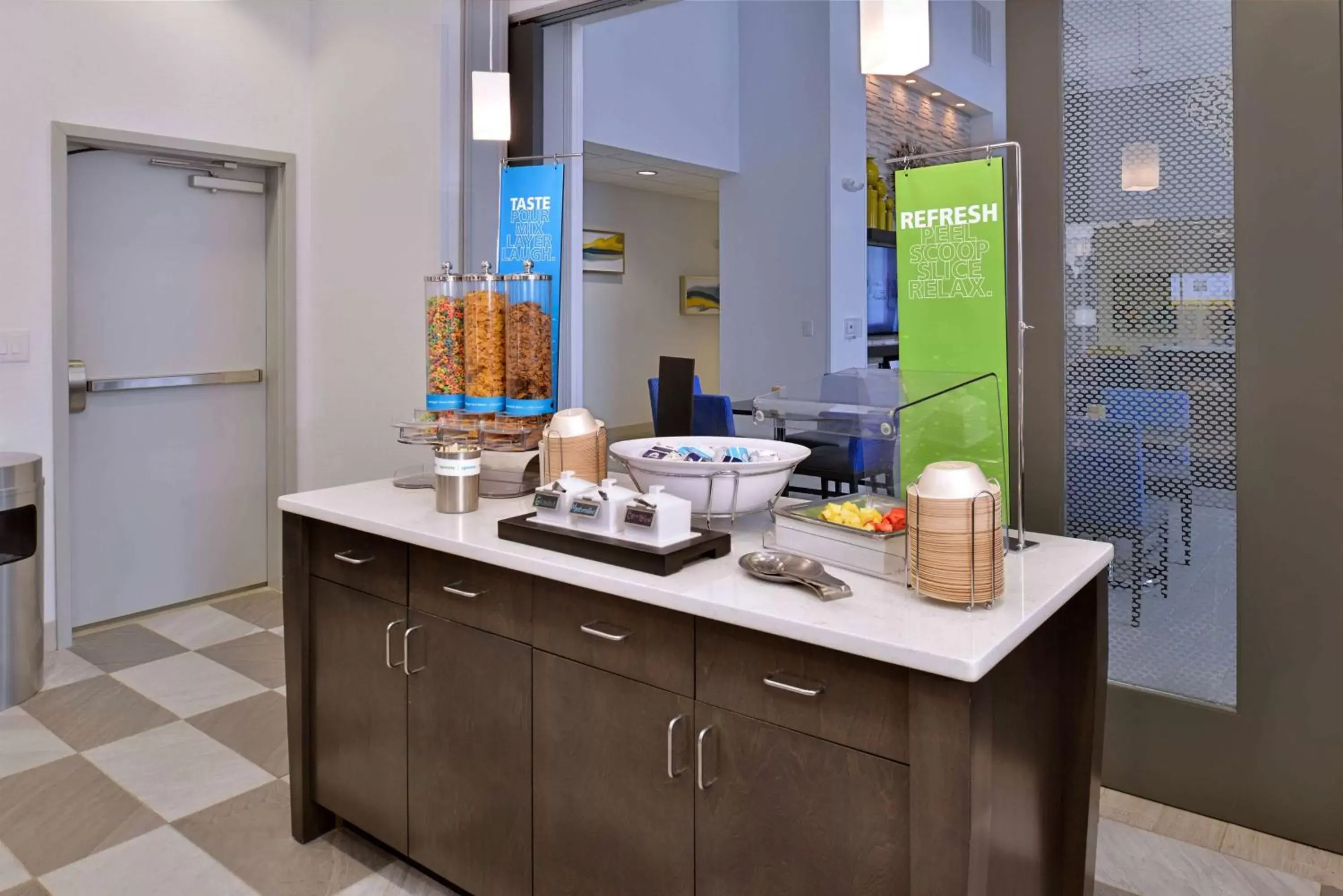 Dining area, Kitchen/Kitchenette in Hampton Inn & Suites Shelby, North Carolina