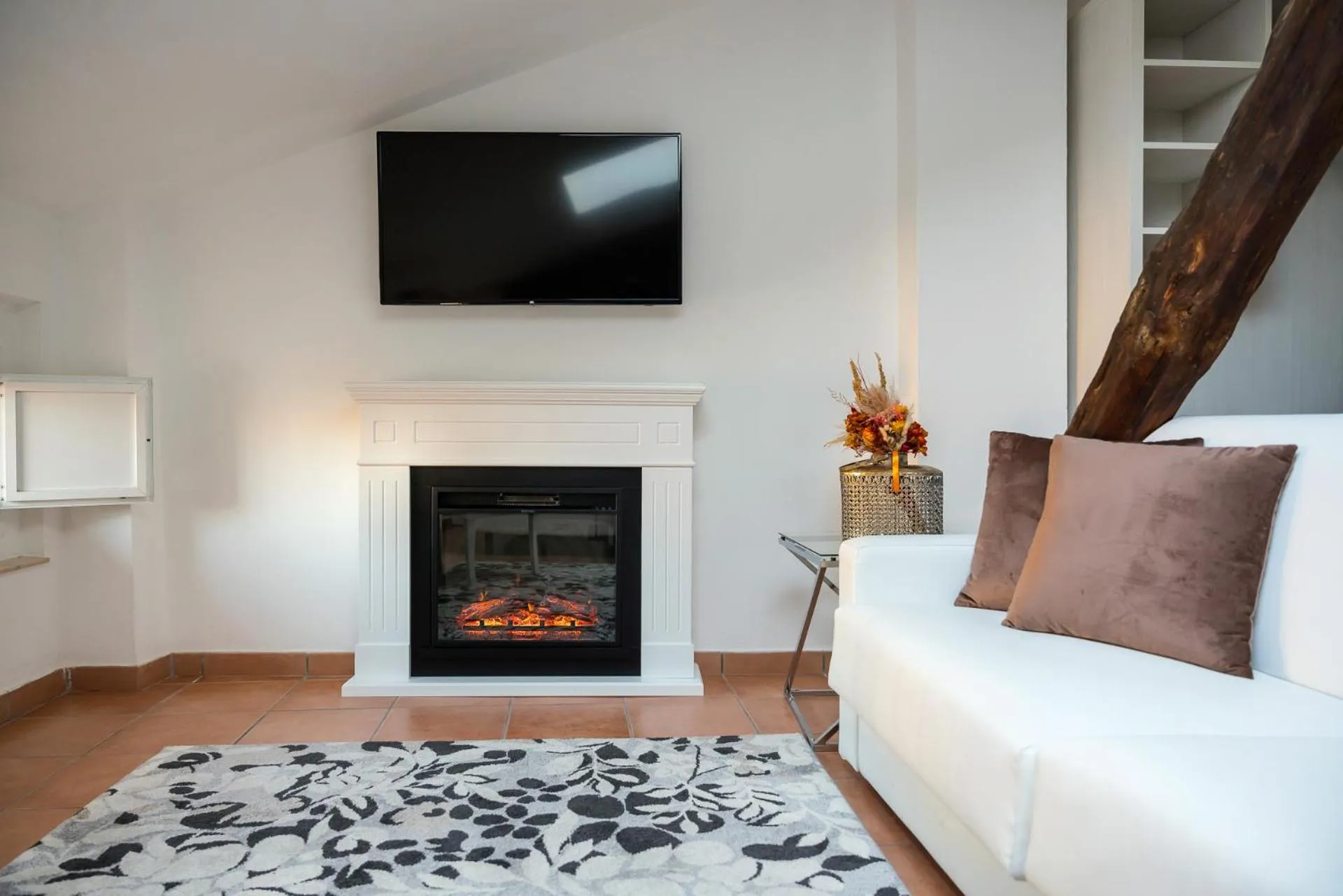 flat iron in Albergo Rossini 1936 - Small & Charming