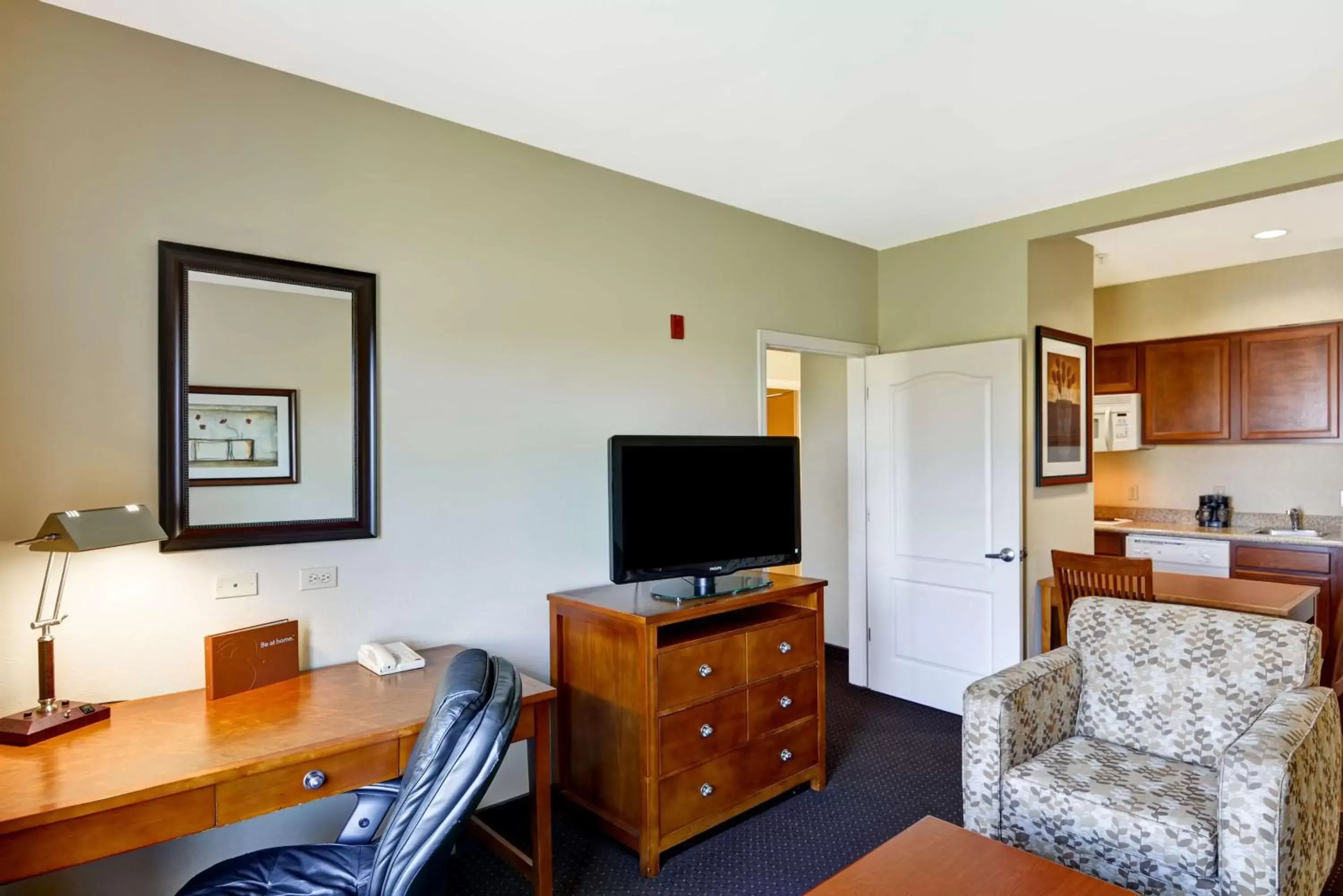 Bedroom, TV/Entertainment Center in Homewood Suites by Hilton Houston West-Energy Corridor